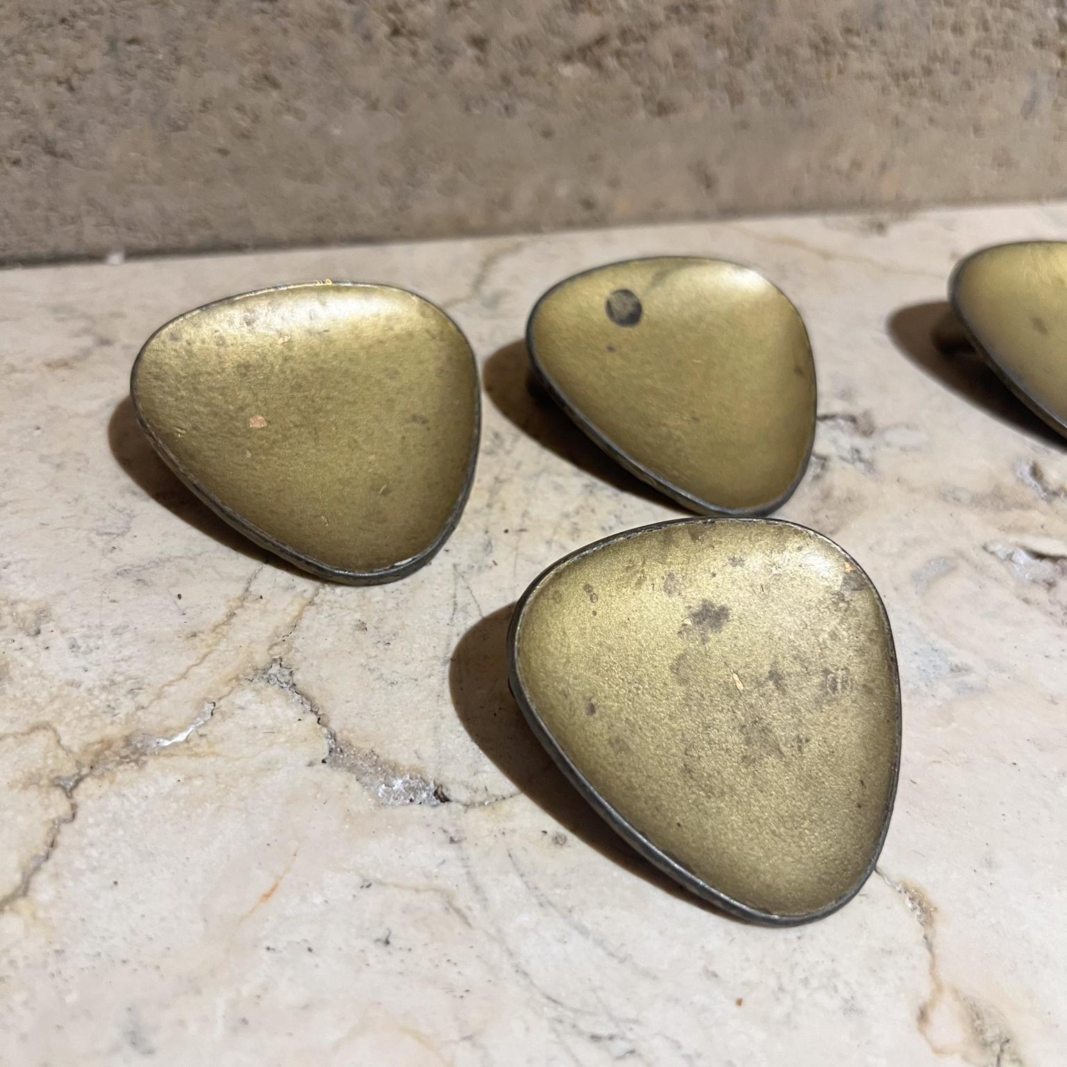 1950s Set of Six Modernist Brass Pull Handle Knobs Carl Aubock Style In Good Condition For Sale In Chula Vista, CA