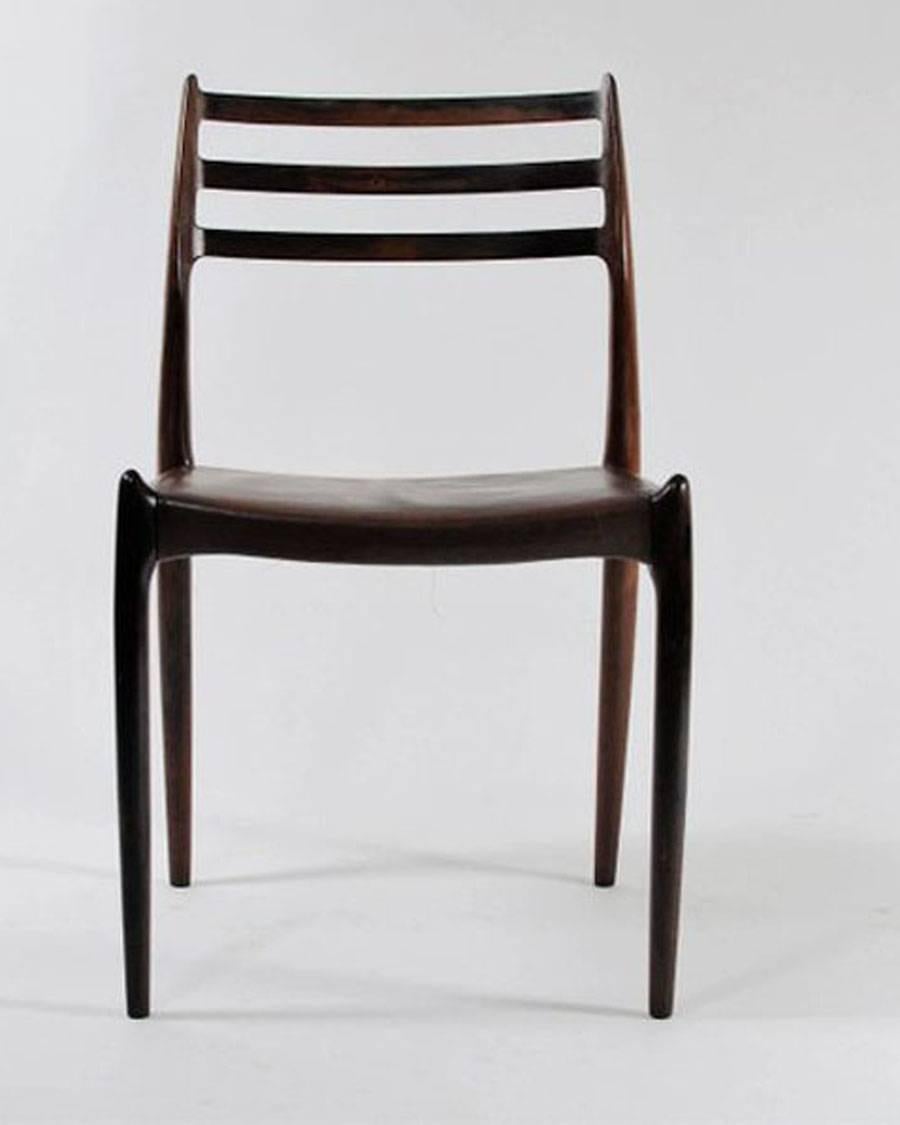 L'emblématique chaise à manger modèle 78 a été conçue en 1954 par Niels O. Møller pour J.L. Møllers Møbelfabrik. Le modèle, avec ses formes organiques et ses pièces de bois qui se 