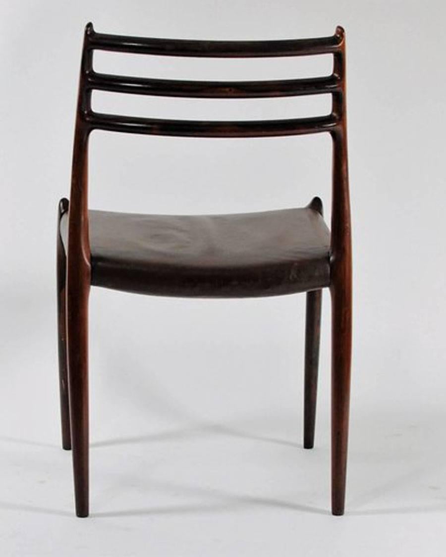 Sechs vollständig restaurierte N. O. Moller Esszimmerstühle aus Rosenholz – maßgefertigte Polsterung (Dänisch) im Angebot