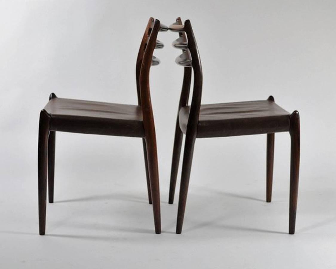 Six chaises de salle à manger en bois de rose N. O. Moller entièrement restaurées - tissu d'ameublement personnalisé Bon état - En vente à Knebel, DK
