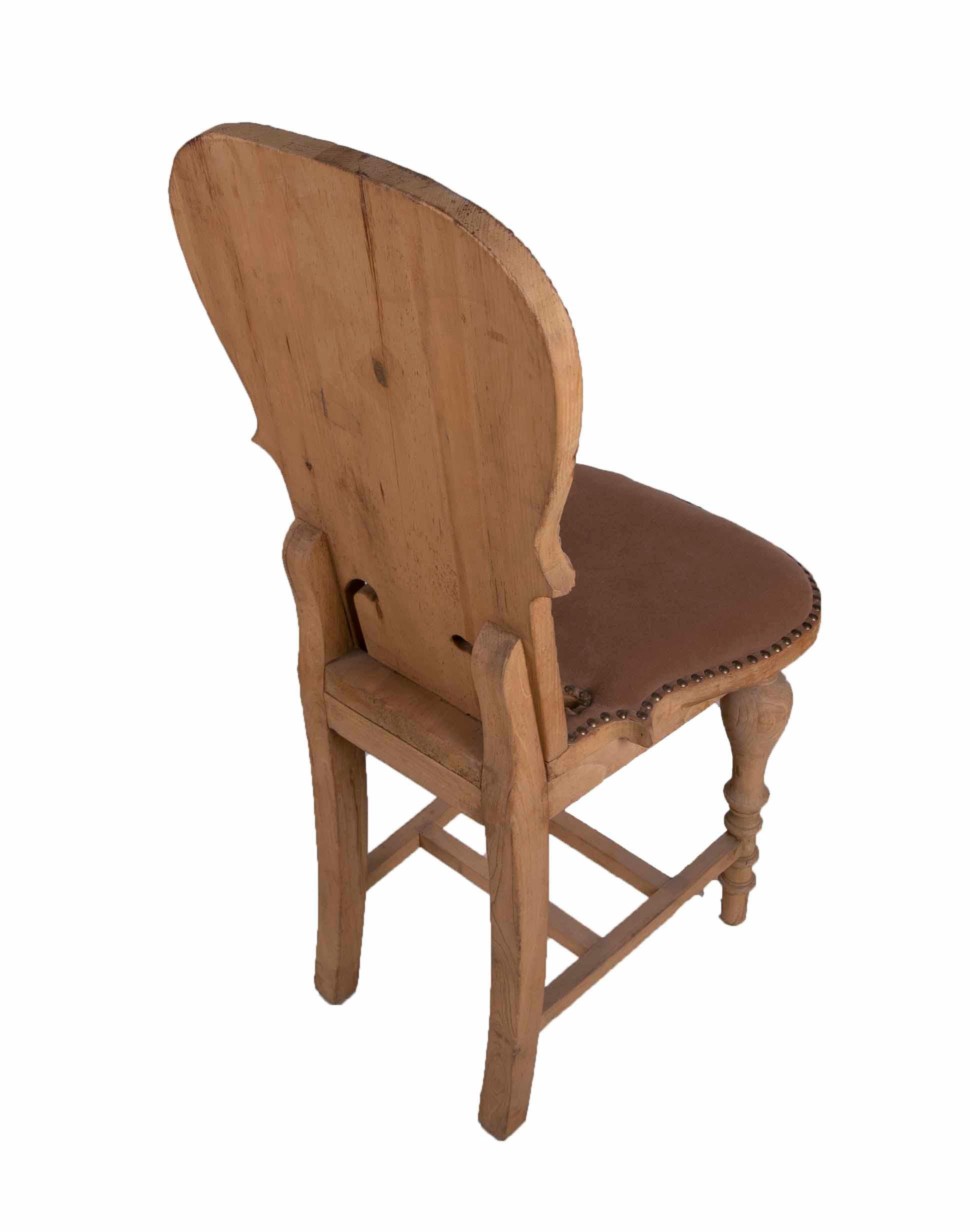 Set aus zwölf Stühlen in der Farbe des Holzes, gepolstert mit Ohrsteckern, 1950er Jahre (20. Jahrhundert)