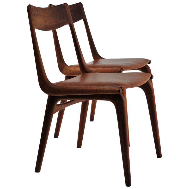 Set of twelve 1950s Danish boomerang dining chairs in teak by Alfred Christensen for Slagelse Møbelfabrik

The chairs feature a simple but elegant boomerang shaped frame in solid bended teak with a well shaped teak backrest and upholstered seat
