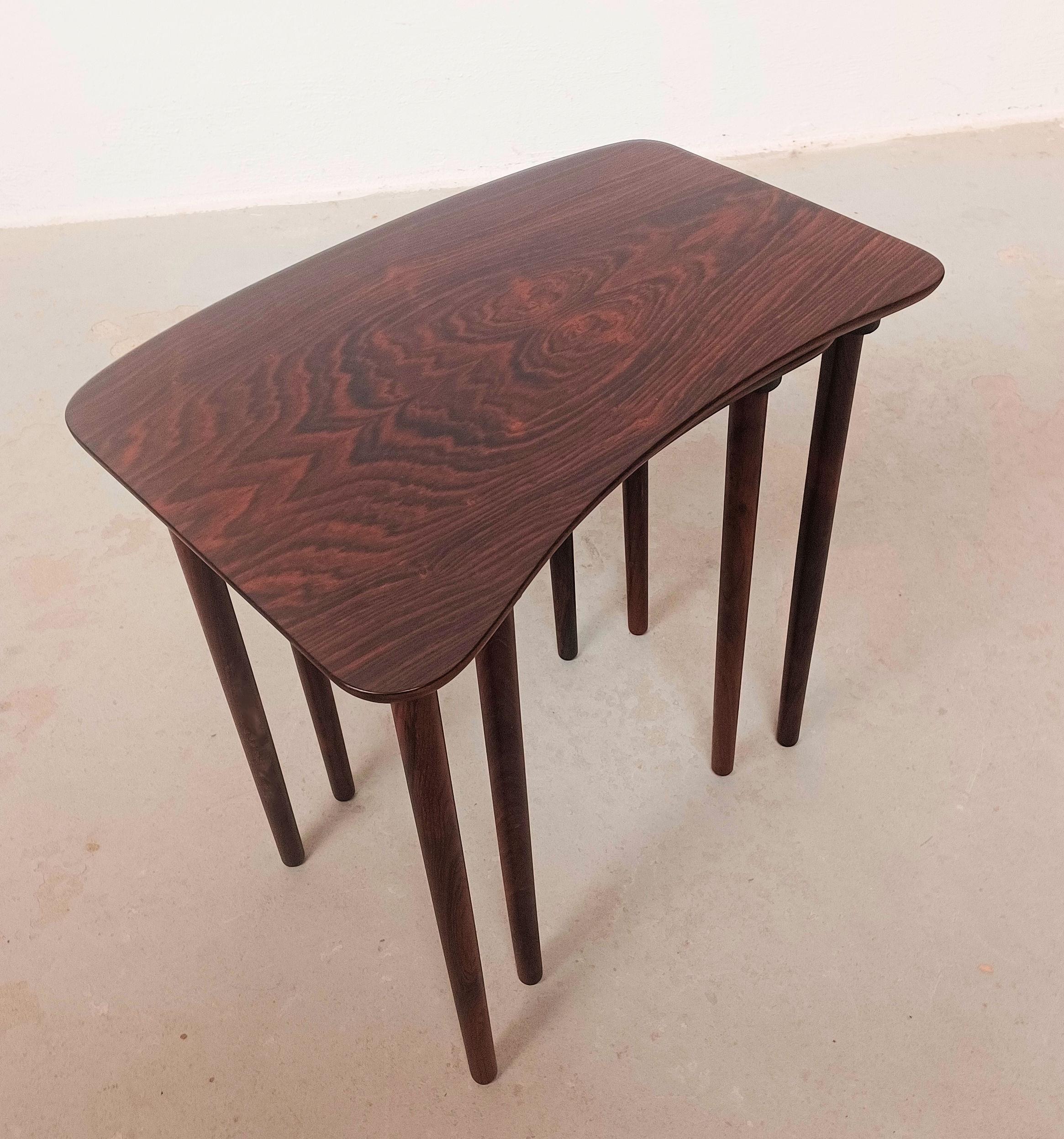 1950s Set of Two Fully Restored Danish Rosewood Nesting Tables In Excellent Condition For Sale In Knebel, DK