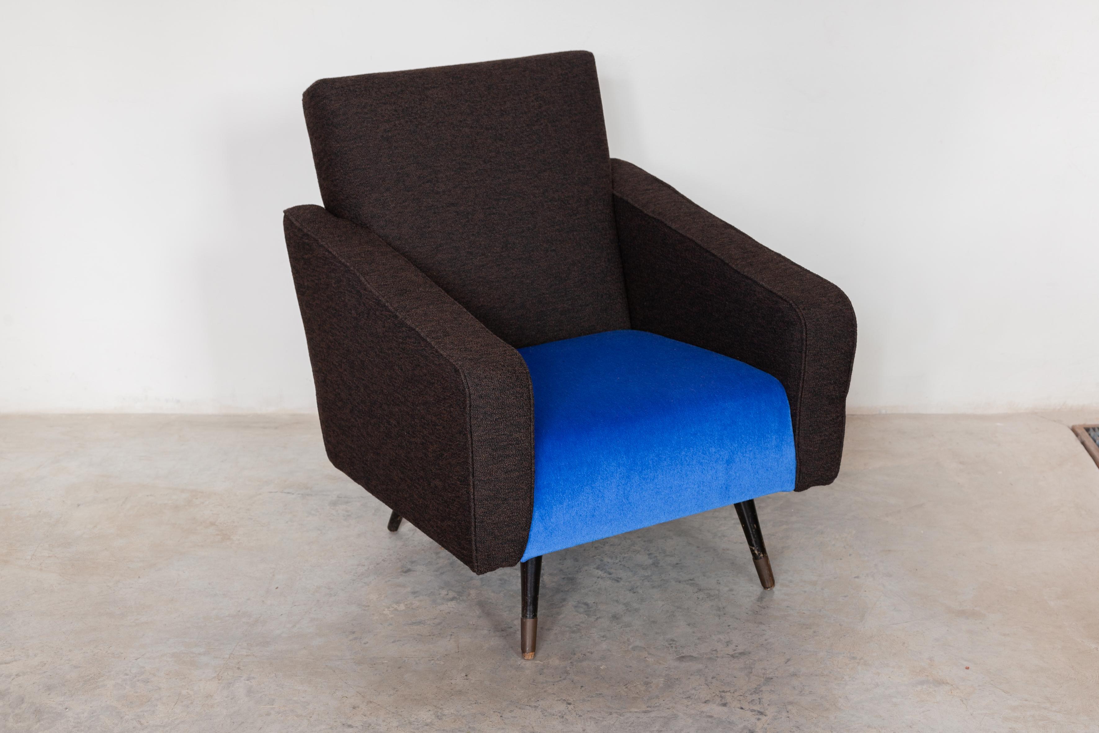 Mid-Century Modern set of authentic 1950s Italian chairs featured on wooden legs with a brass accent recently re-upholstered fabric in the color
of black-brown and cobalt-blue velvet gives a beautiful nuance. As a set that fits in any interior, they