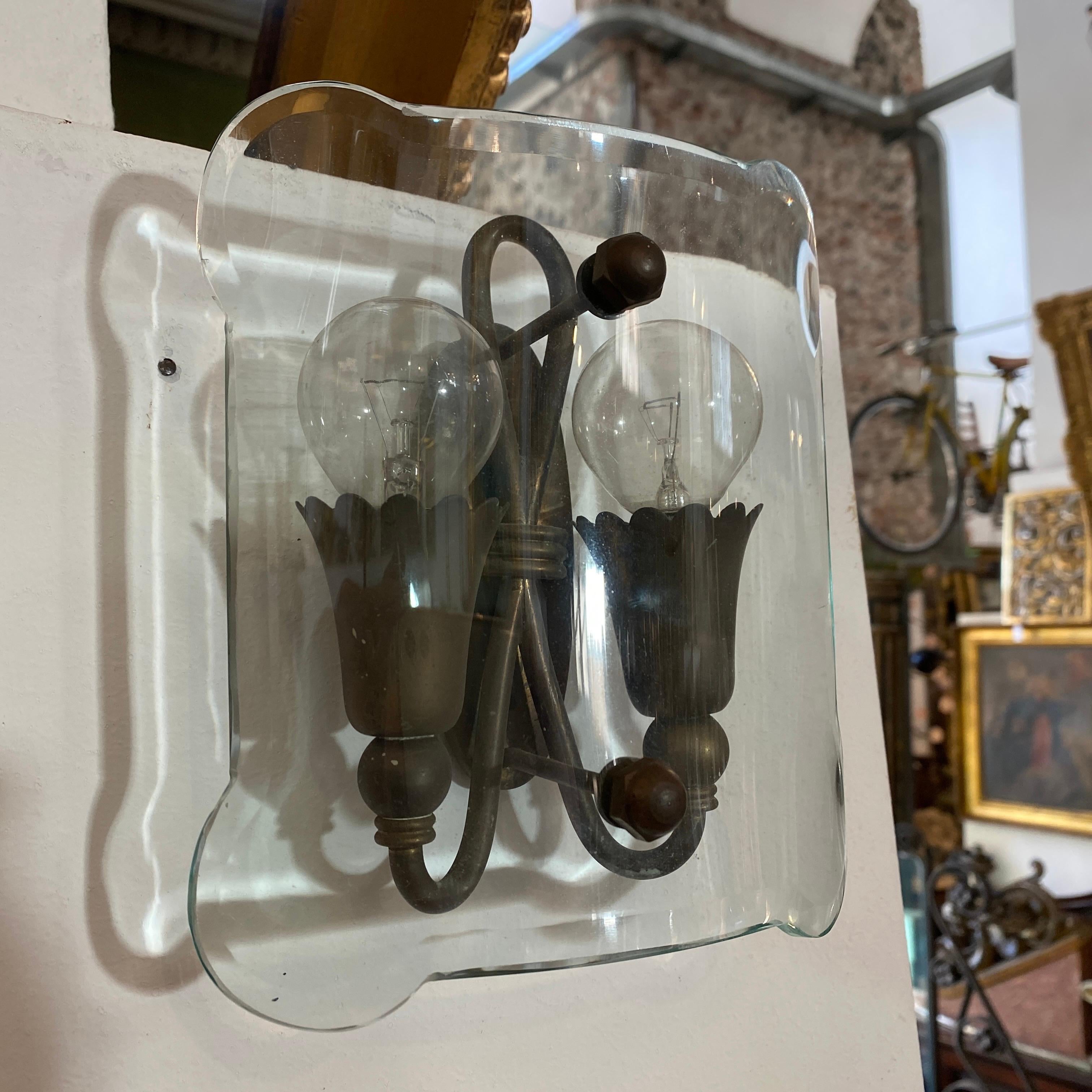 1950s Set of Two Mid-Century Modern Shaped Glass and Brass Italian Wall Sconces 7