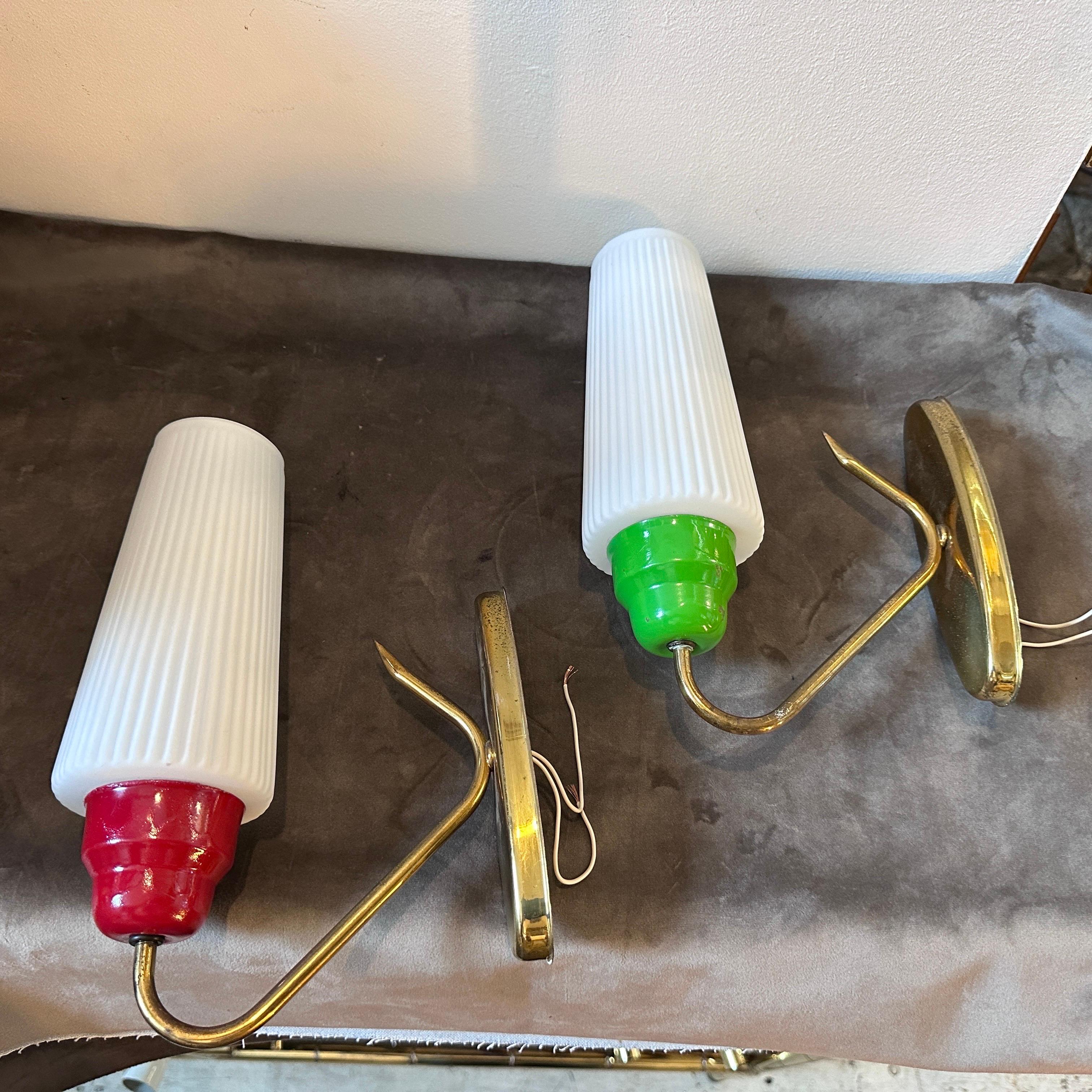 Set of Two 1950s Stilnovo Style Mid-Century Modern Brass Italian Wall Sconces In Good Condition For Sale In Aci Castello, IT