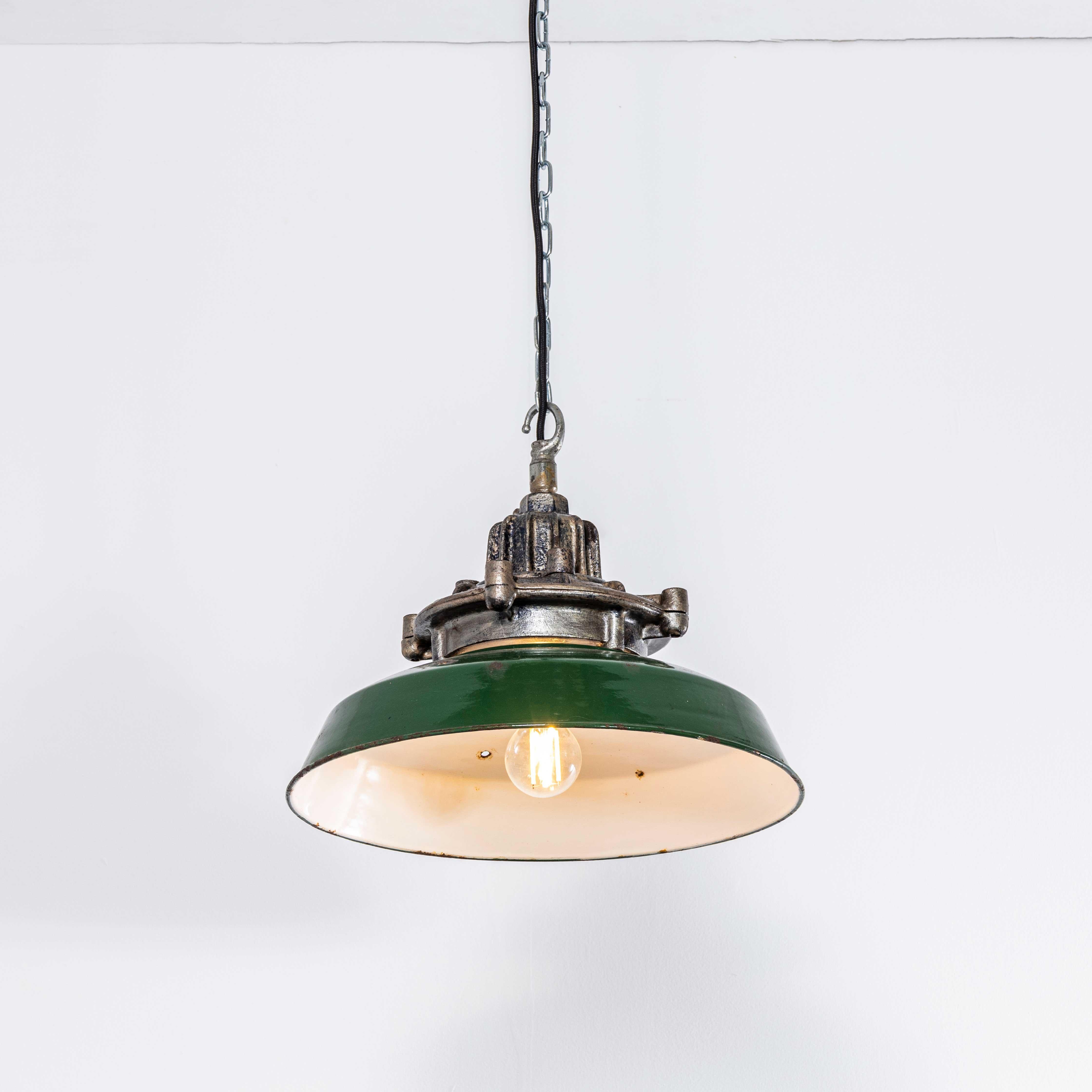 Lampada a sospensione di fabbrica con piano fuso da 16 pollici, anni '50. 
L'inserzione si riferisce a una lampada. Realizzato in acciaio smaltato con piano in fusione. La lampada era ricoperta di vernice, grasso e sporcizia che sono stati rimossi