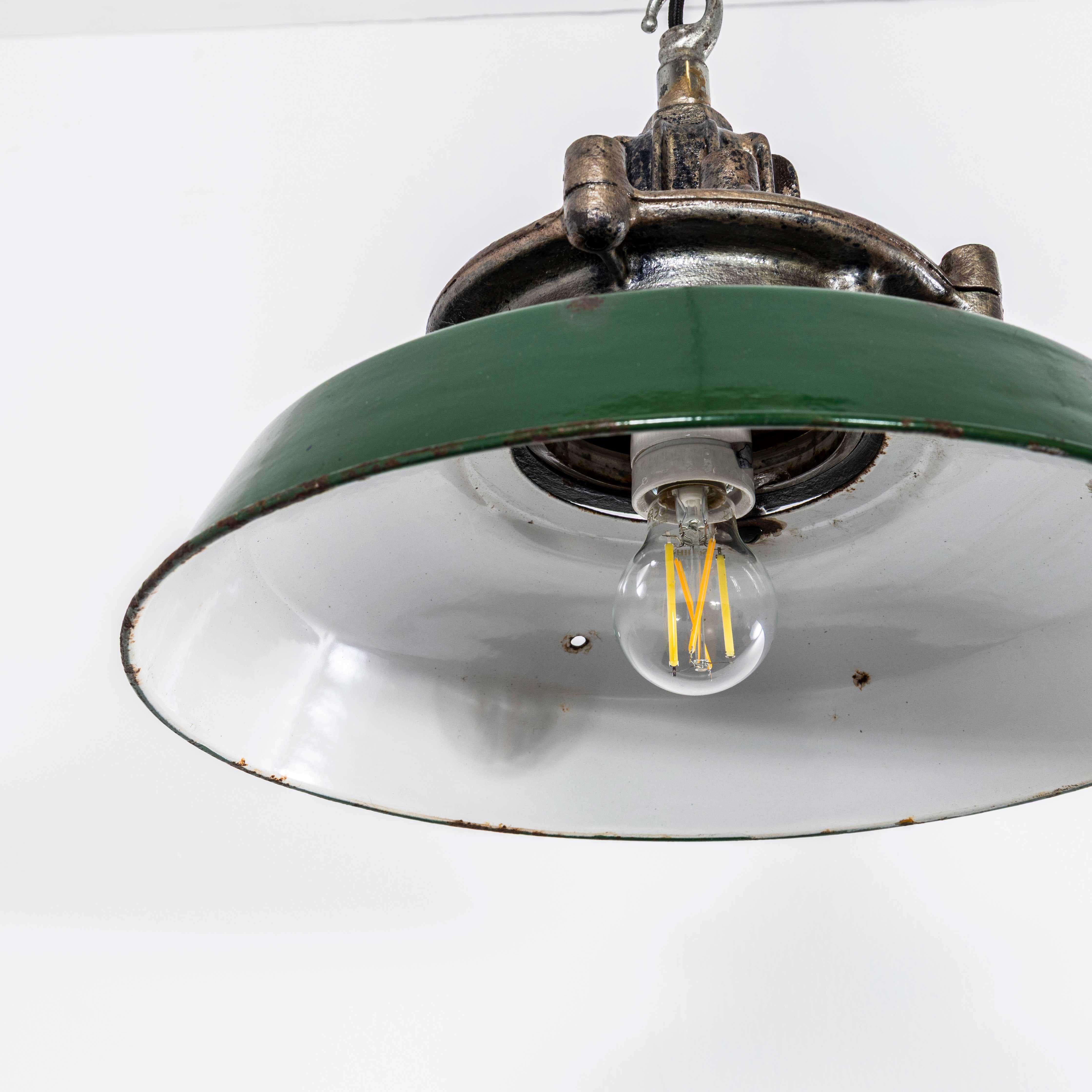 Lampada a sospensione di fabbrica Shallow 16 Inch Cast Top degli anni '50 in vendita 2