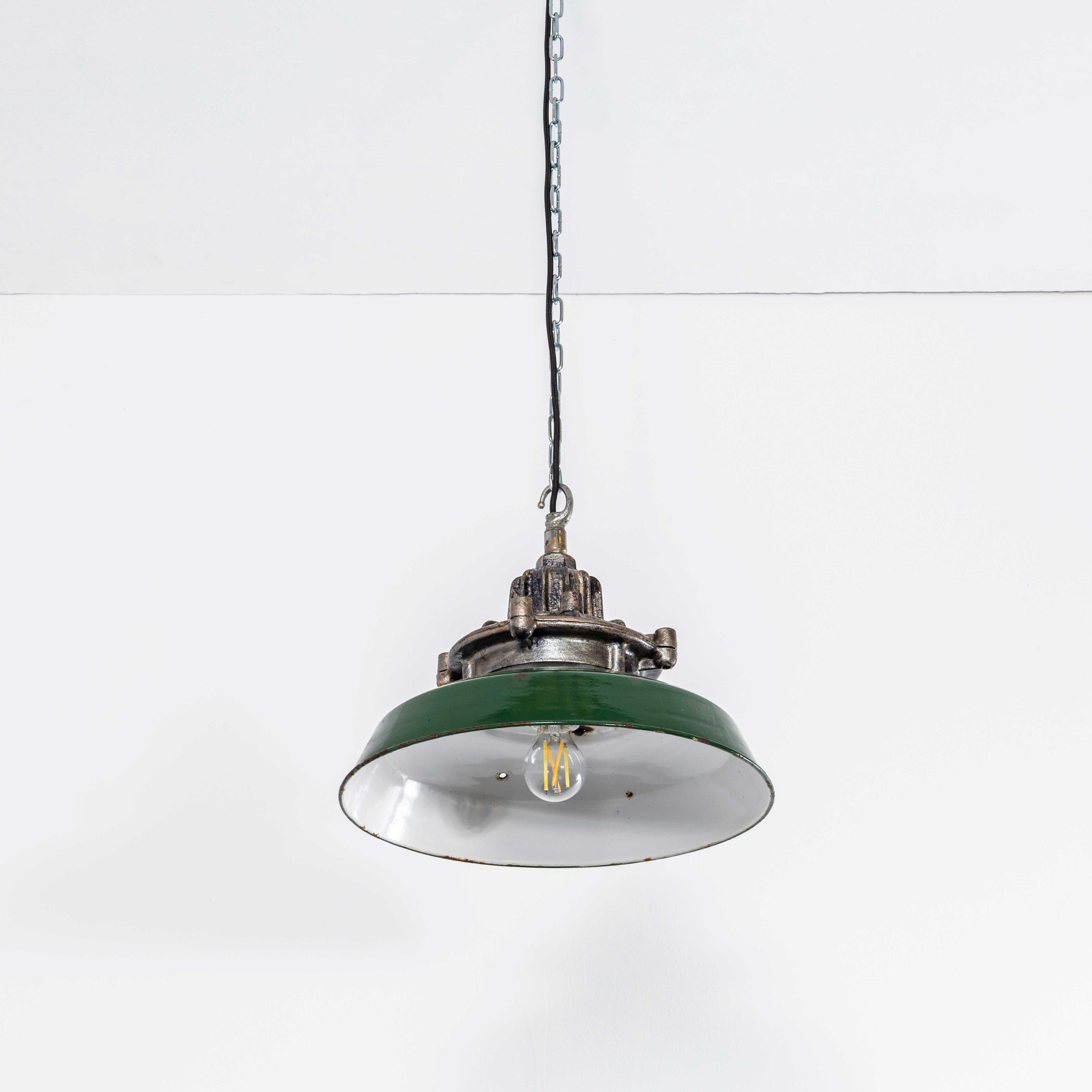 Lampada a sospensione di fabbrica Shallow 16 Inch Cast Top degli anni '50 in vendita 3