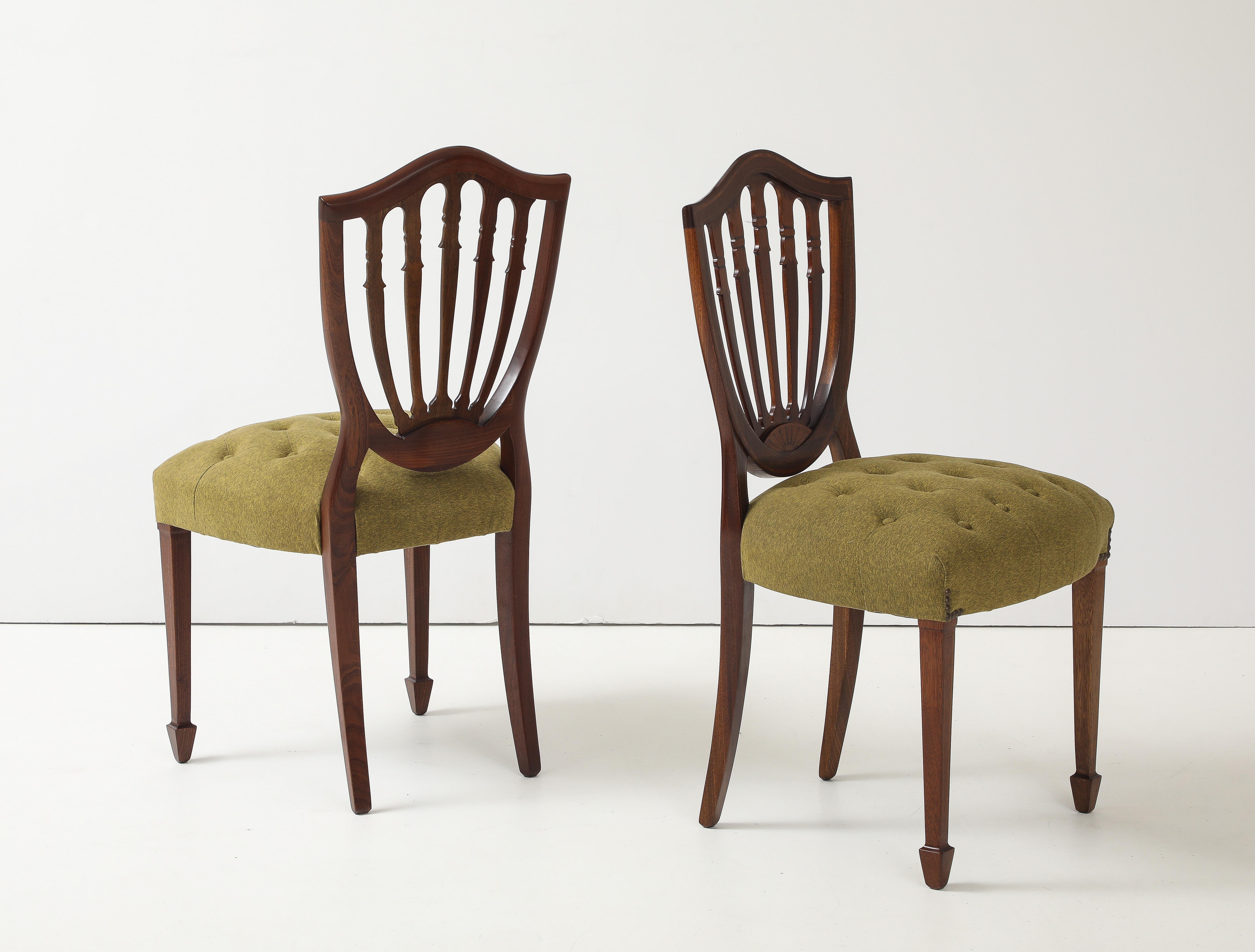 Superbe ensemble de 6 chaises de salle à manger en acajou italien des années 1950 avec dossier en coquille, entièrement restaurées et tapissées à nouveau, avec une certaine usure et patine dues à l'âge et à l'utilisation, elles ont été fabriquées en