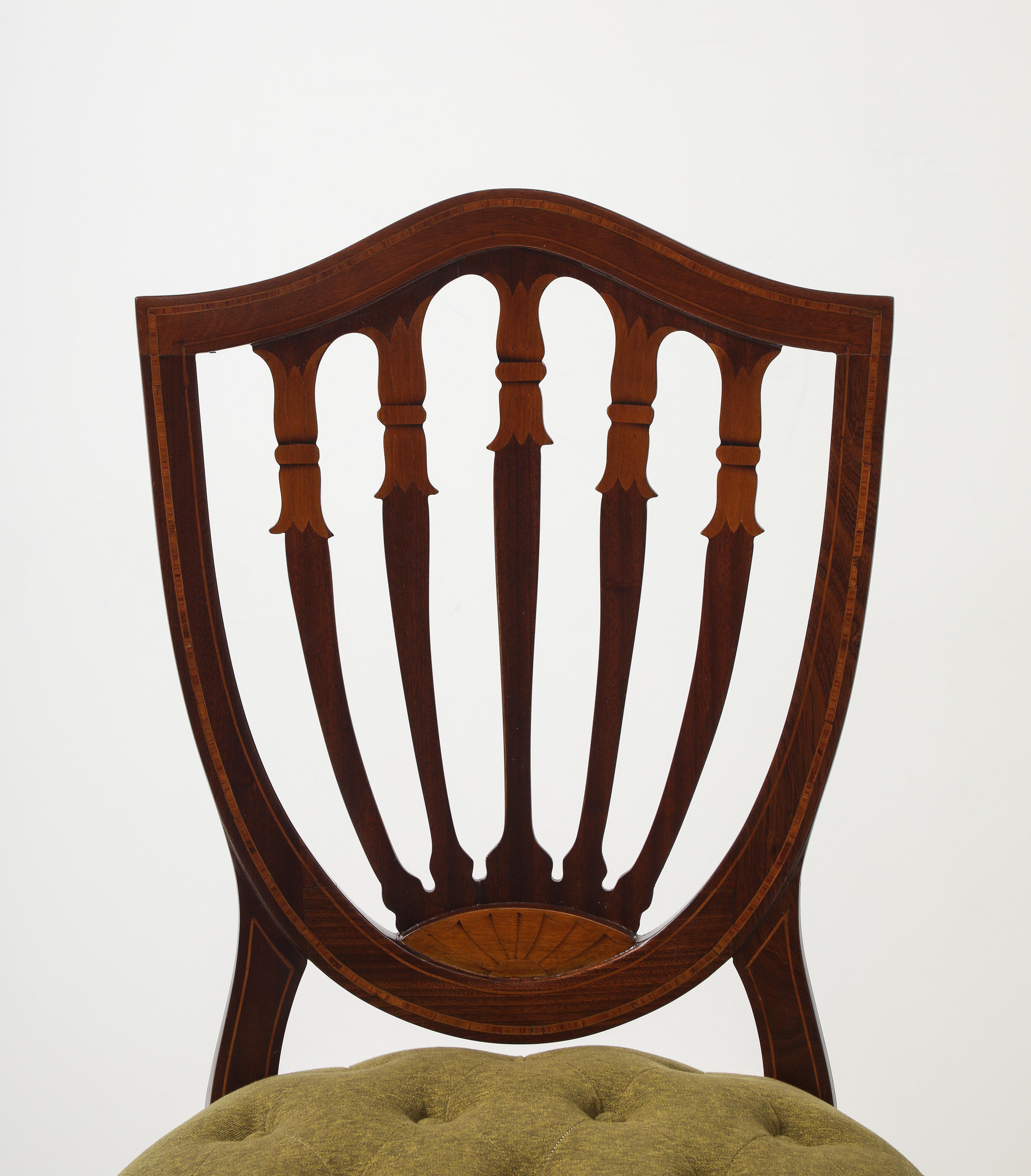 Milieu du XXe siècle Chaises de salle à manger en acajou italien à dossier en coquille des années 1950, ensemble de 6 chaises en vente