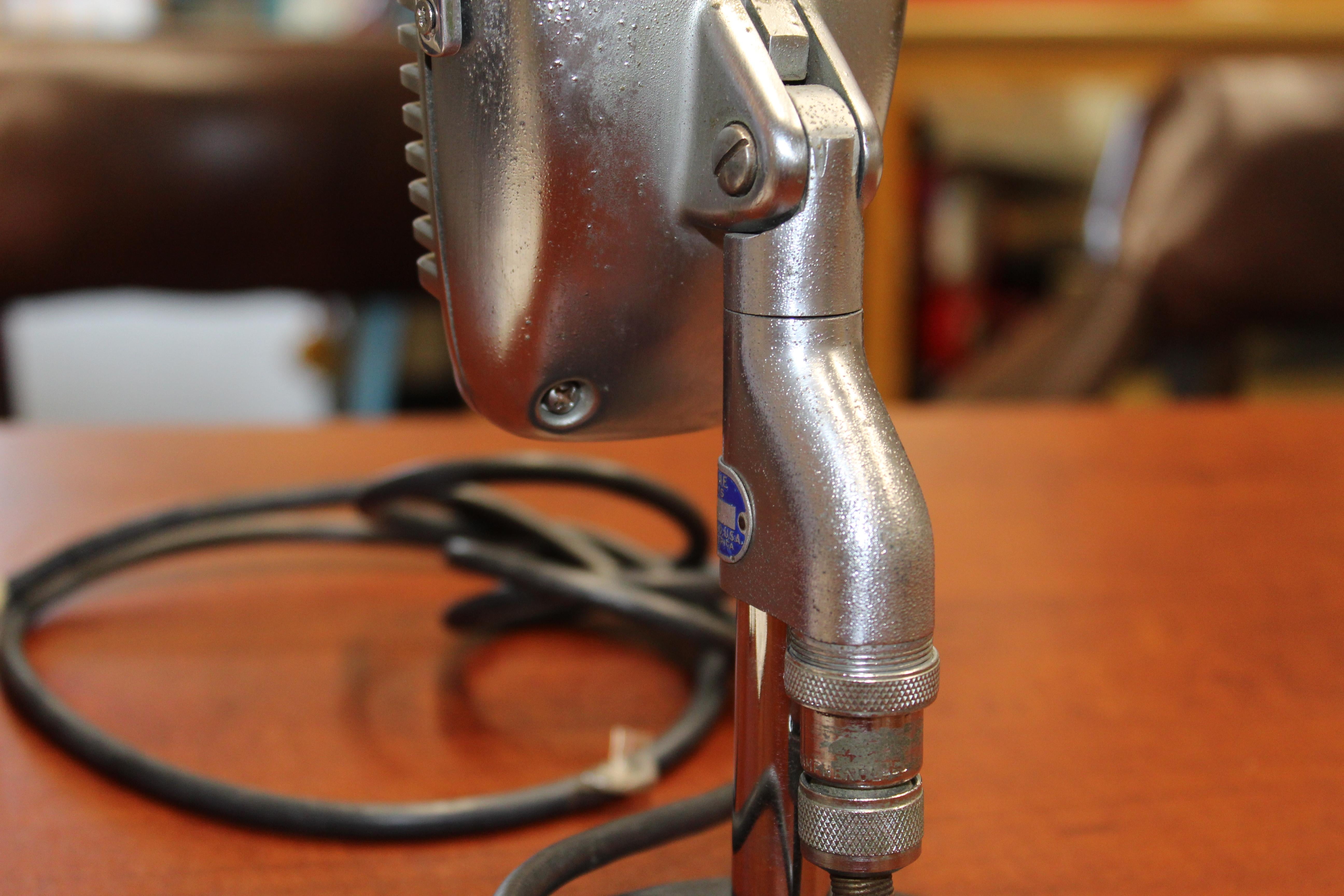 1950s Shure Model 51 Dynamic Microphone with News Topper For Sale 7