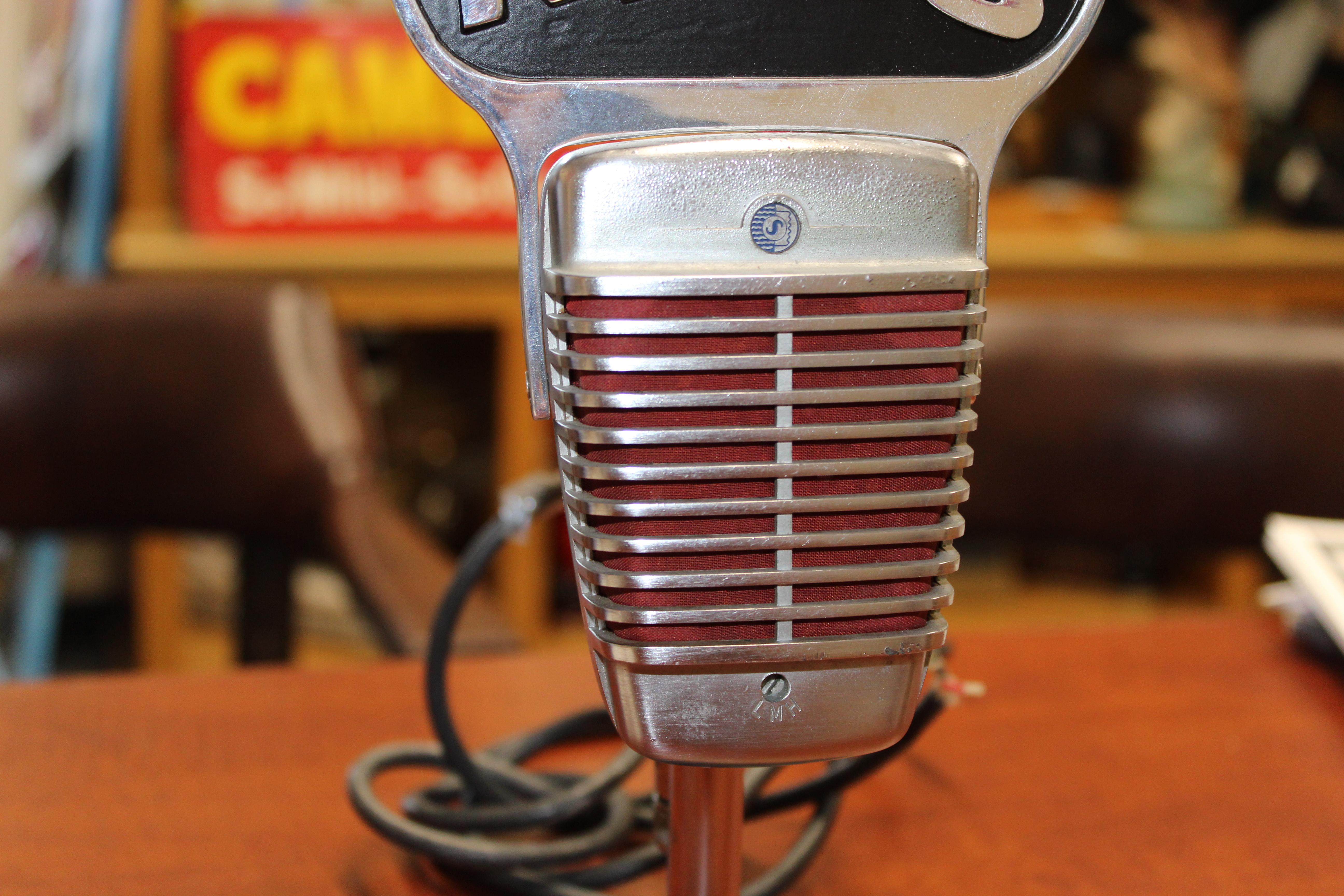 1950s Shure Model 51 Dynamic Microphone with News Topper In Fair Condition For Sale In Orange, CA