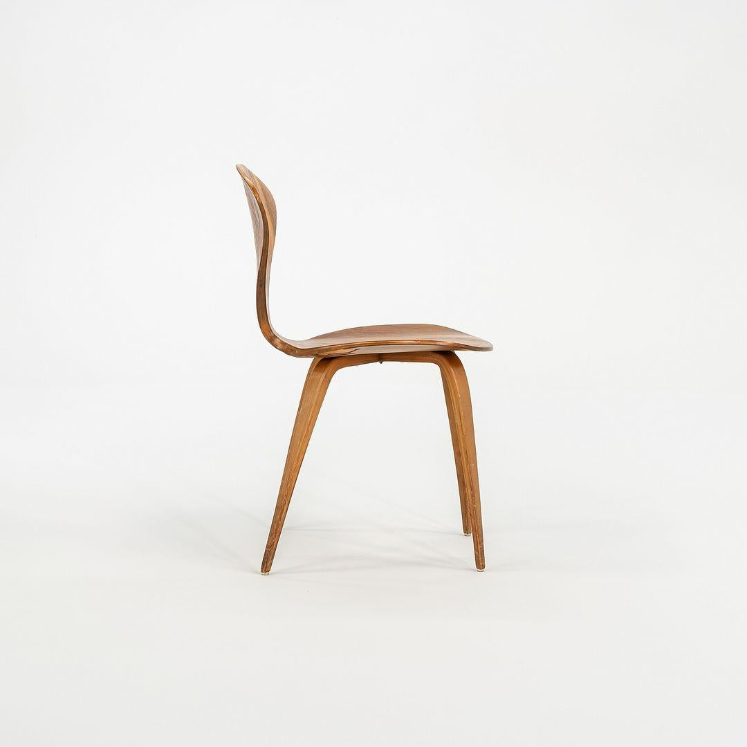 Milieu du XXe siècle Chaise d'appoint des années 1950 en contreplaqué de noyer par Norman Cherner pour Plycraft en vente