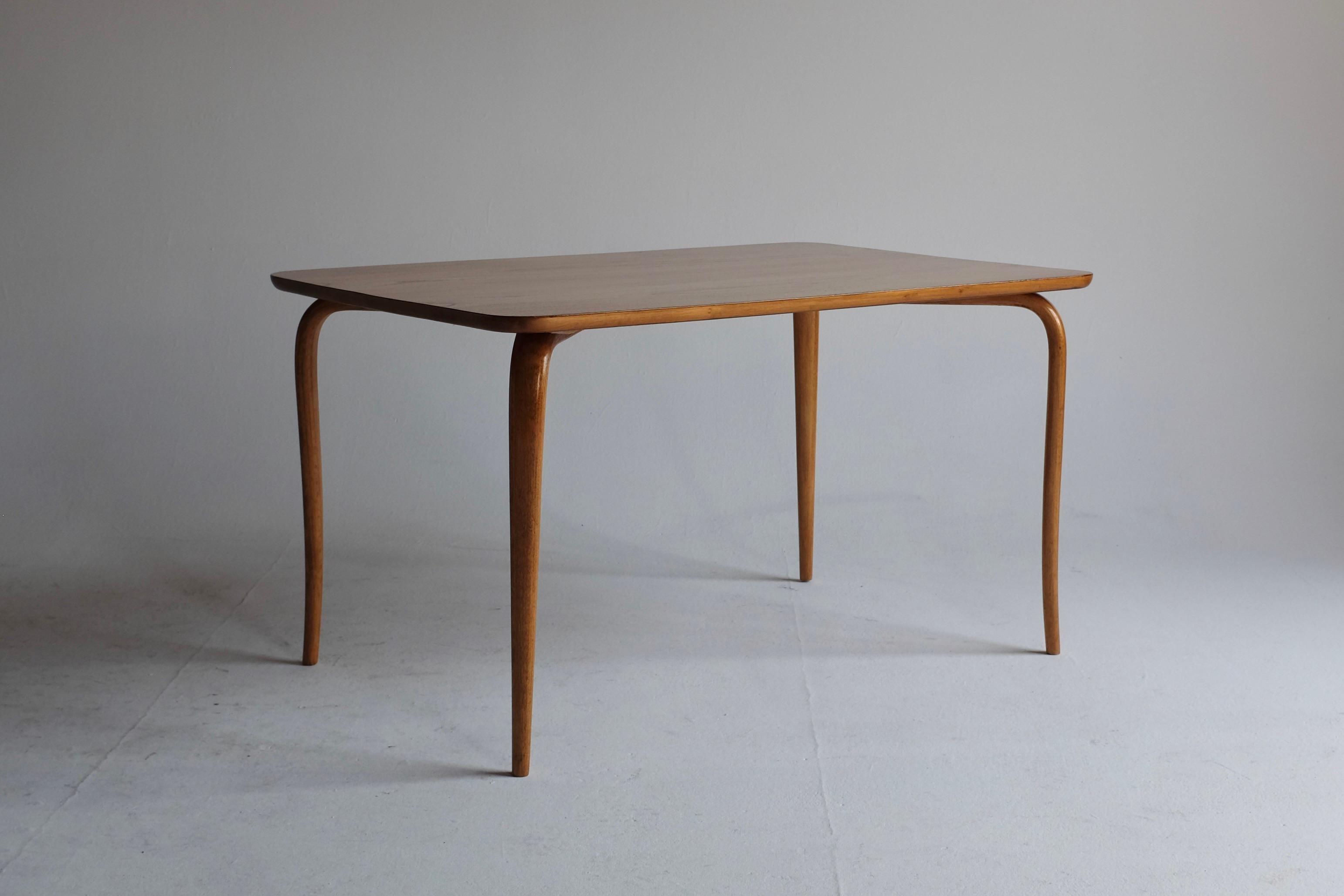 Table d'appoint des années 1950 par Bruno Mathsson pour Firma Karl Mathsson, Värnamo, Suède. Conçue en 1942, cette table est dotée de pieds courbes caractéristiques, que l'on retrouve également dans de nombreuses créations de Bruno Mathsson. La
