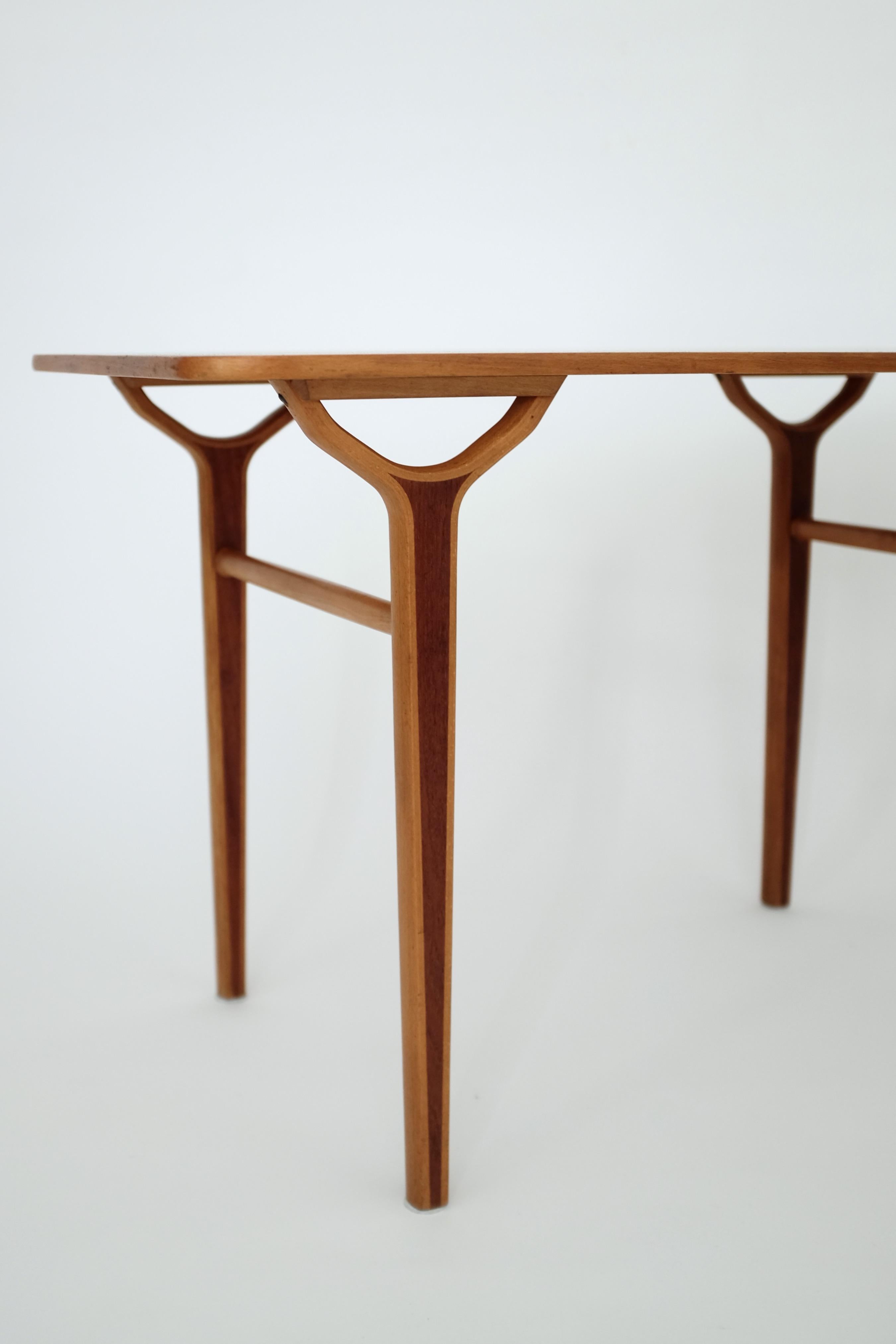 Scandinave moderne Table d'appoint des années 1950 par Peter Hvidt & Orla Mølgaard-Nielsen en vente