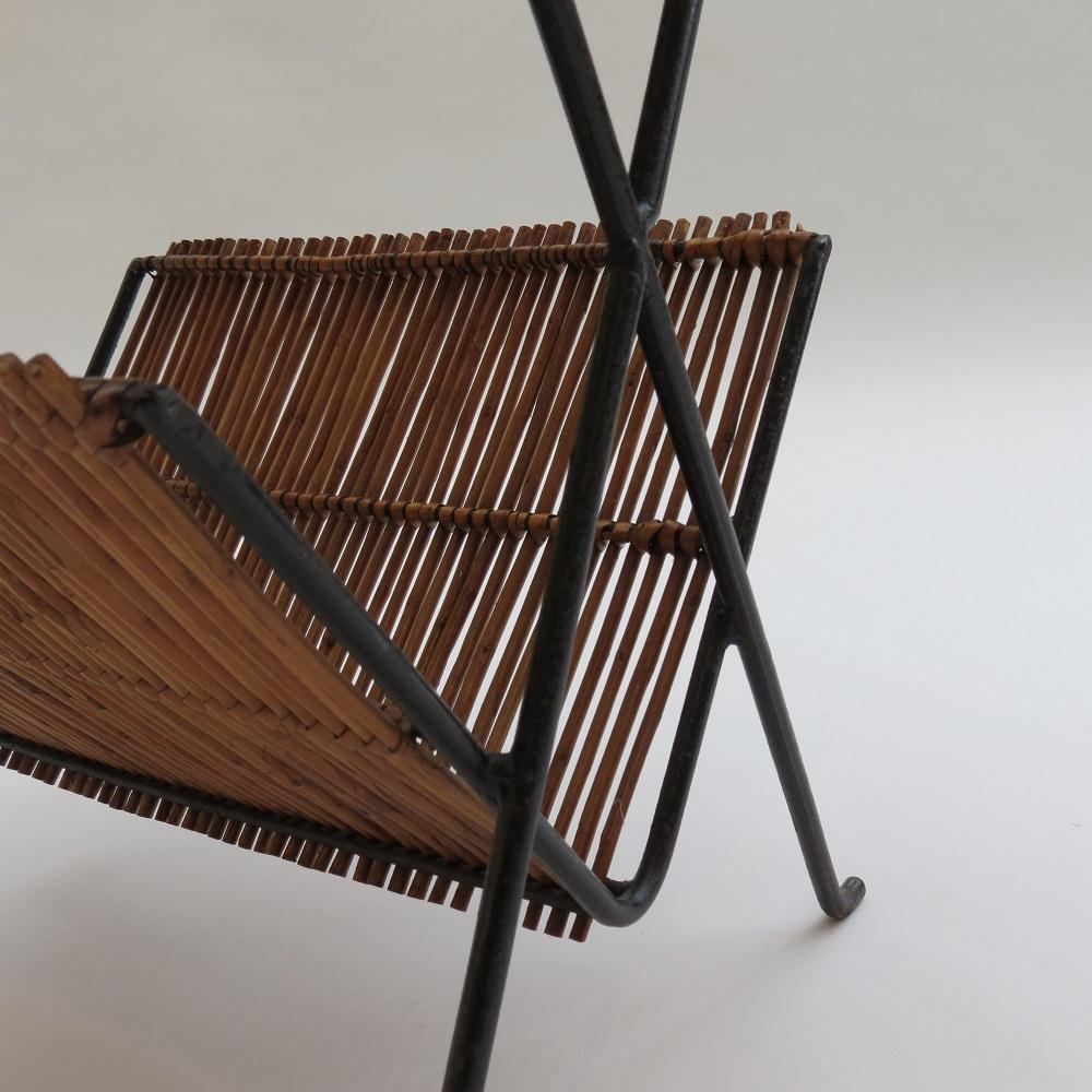 20ième siècle Table d'appoint des années 1950 en acier Steele et Reed avec porte-revues en vente