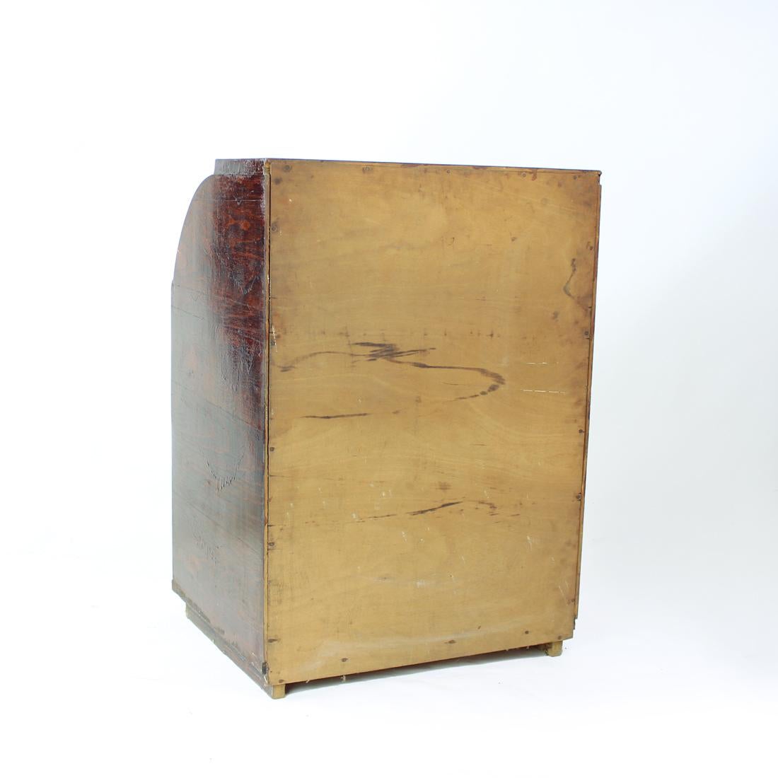 1950er Sideboard mit gebogener Sperrholz-Schiebeplatte, Tschechoslowakei im Angebot 4