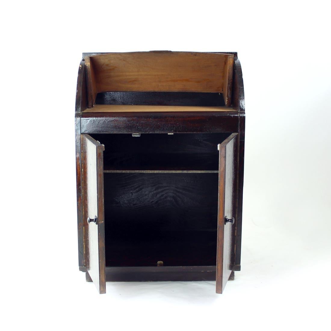 1950er Sideboard mit gebogener Sperrholz-Schiebeplatte, Tschechoslowakei (Bauhaus) im Angebot