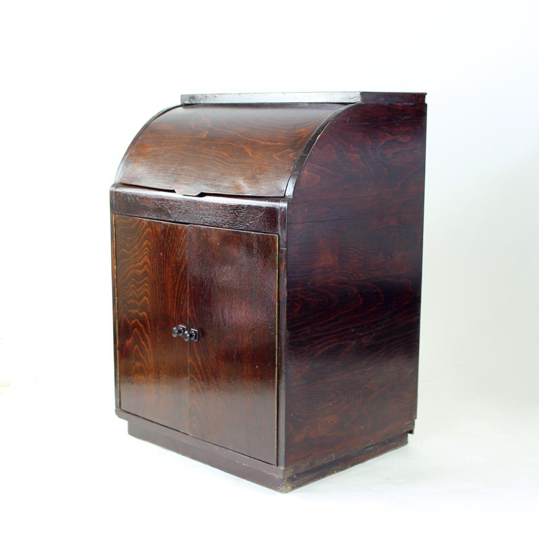 1950er Sideboard mit gebogener Sperrholz-Schiebeplatte, Tschechoslowakei im Angebot 1