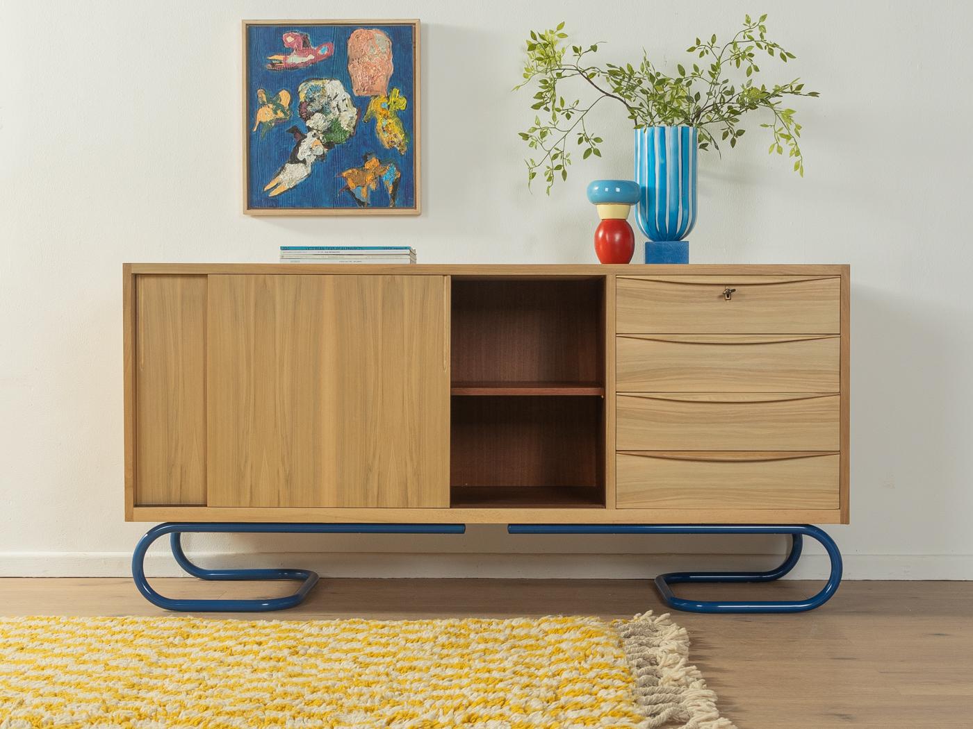 Tedesco Credenza anni '50 con piedini blu in stile Bauhaus in vendita