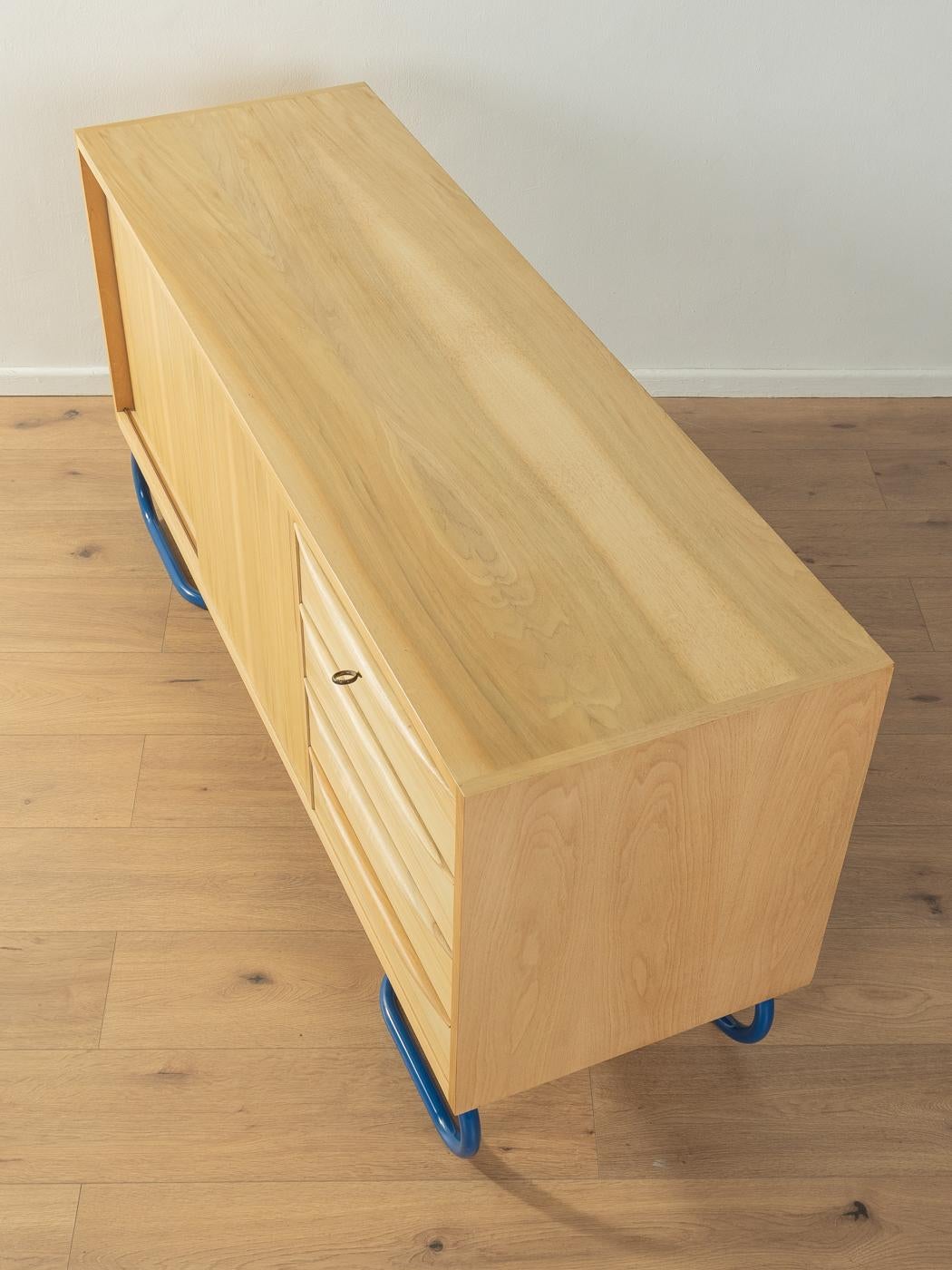 Metà XX secolo Credenza anni '50 con piedini blu in stile Bauhaus in vendita