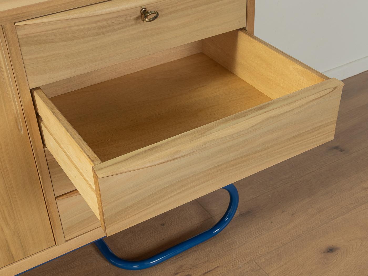 Acciaio inossidabile Credenza anni '50 con piedini blu in stile Bauhaus in vendita