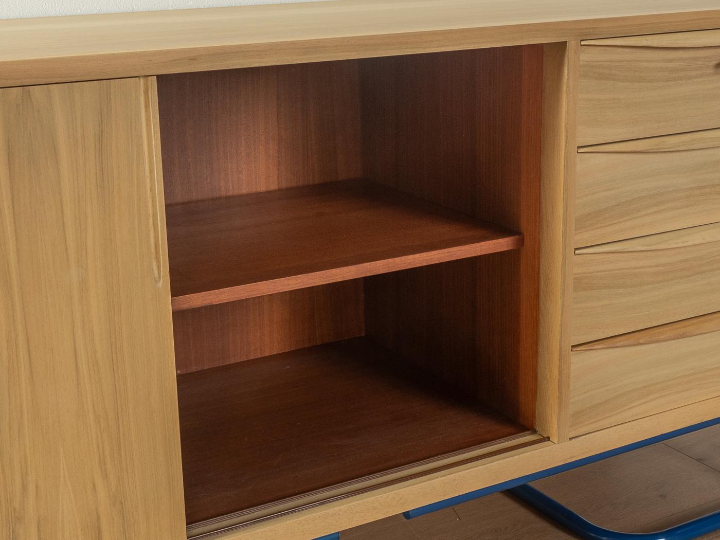 Credenza anni '50 con piedini blu in stile Bauhaus in vendita 2