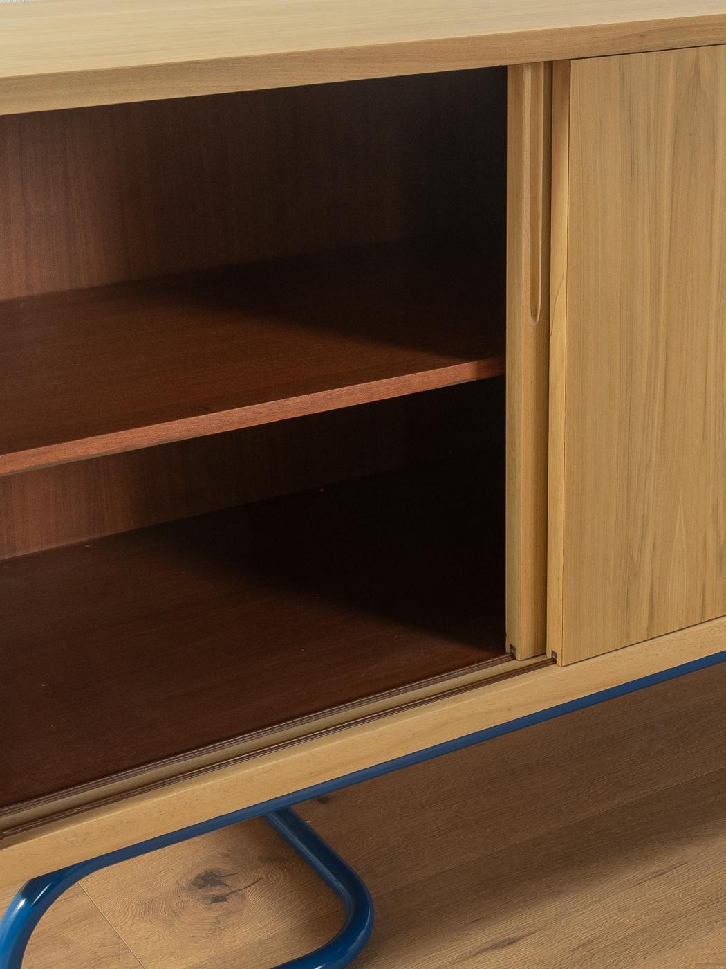 Credenza anni '50 con piedini blu in stile Bauhaus in vendita 3