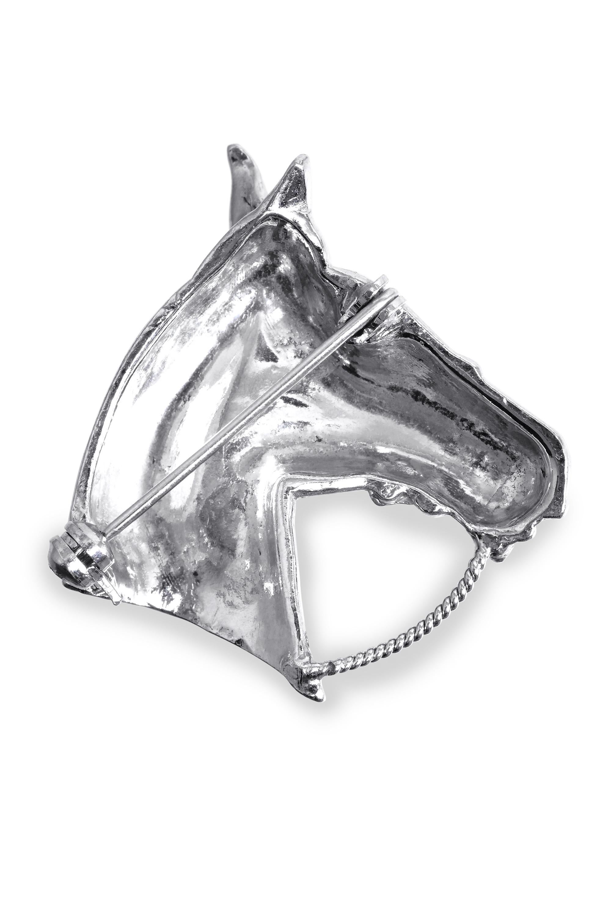 A 1950s very fine modelled mid-century horse's head brooch.  With graded marcasite stones and a green paste-set stone in the eye. Marcasite has been popular since Victorian times. In superb original condition with strong clasp. Unmarked silver with