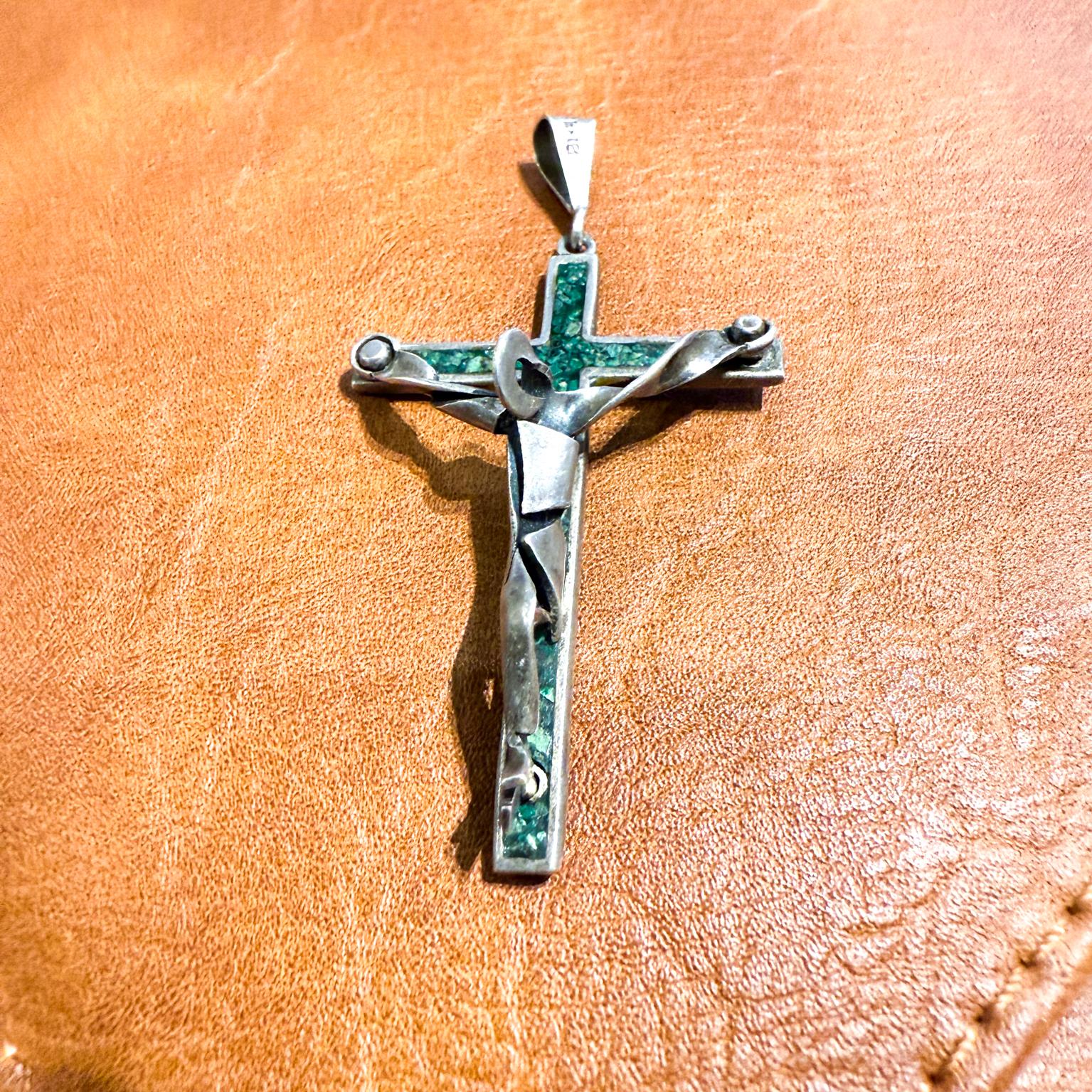 AMBIANIC presents
1950s Modernist Silver Malachite Abstract Cross Pendant Taxco Mexico
Stamped 925.
Beautiful Mayan Revival, technique called