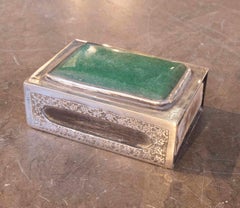 Caja de cerillas de plata de los años 50 con tapa de piedra verde tallada