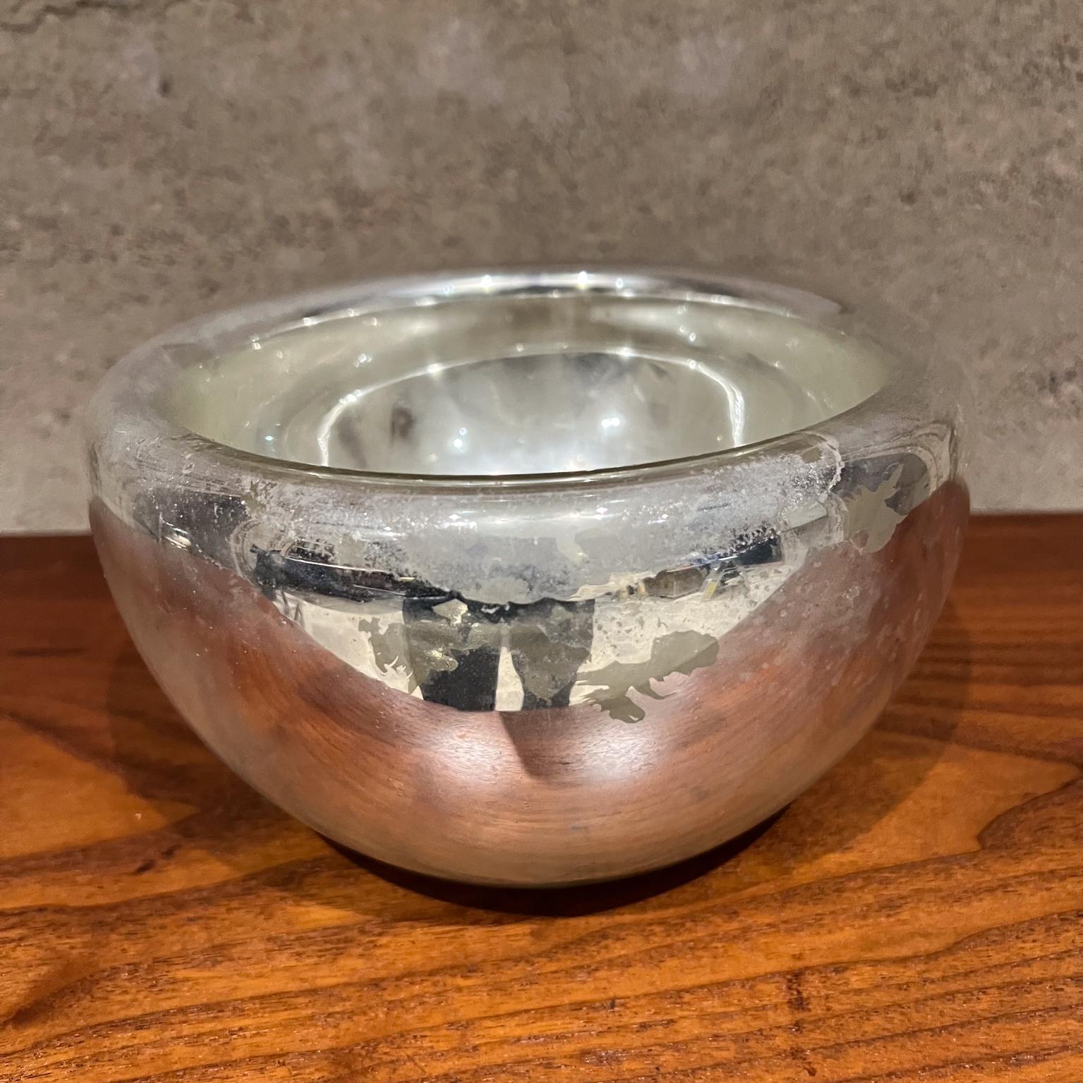 1950s Hand-blown small silver Mercury Glass Bowl Made in Mexico
In the Style of Luis Barragan.
4.5 h x 8 diameter
Preowned vintage condition
Plenty of wear faded areas. Original with great character.
Please refer to all images.