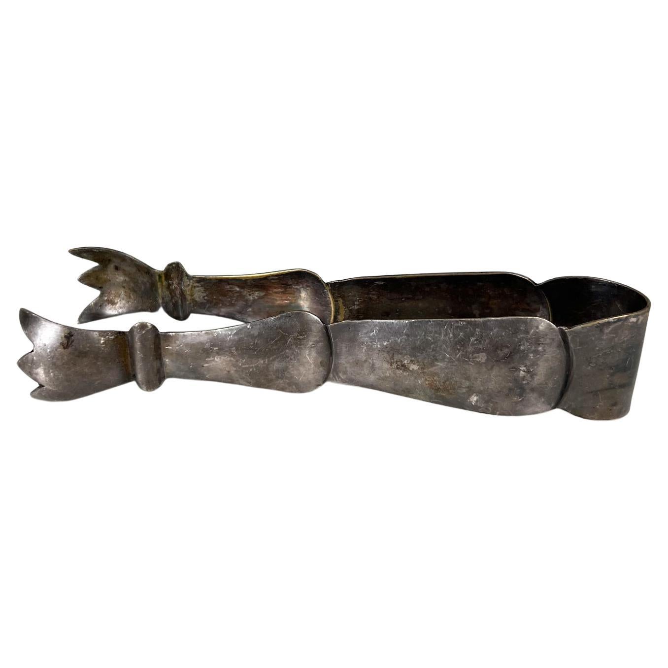 Pince à glace sculpturale en métal argenté des années 1950 de style mexicain William Spratling en vente