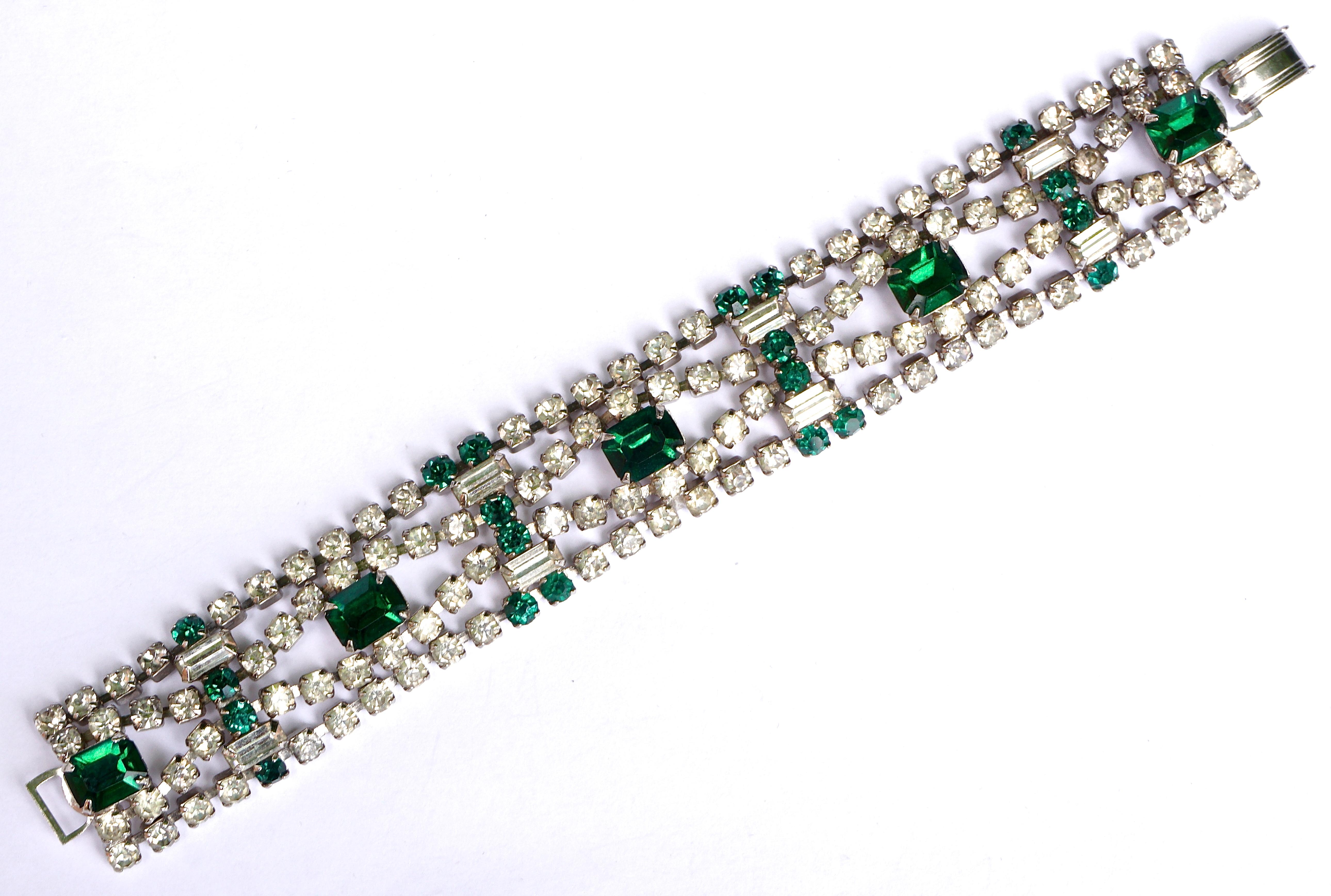 1950er Jahre Silberfarbenes Smaragdgrünes und klares Strass-Armband im Zustand „Gut“ im Angebot in London, GB