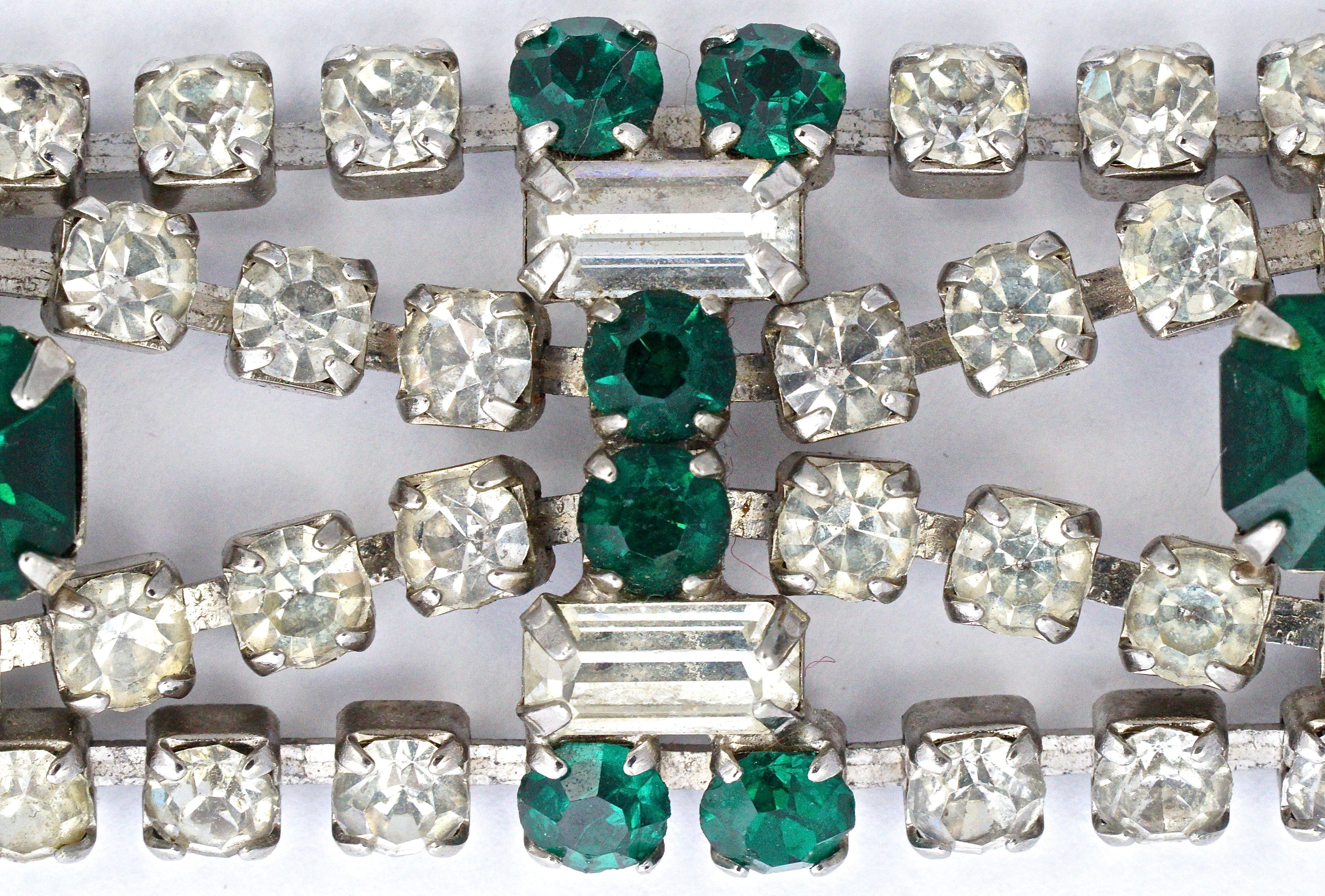 1950er Jahre Silberfarbenes Smaragdgrünes und klares Strass-Armband im Angebot 1