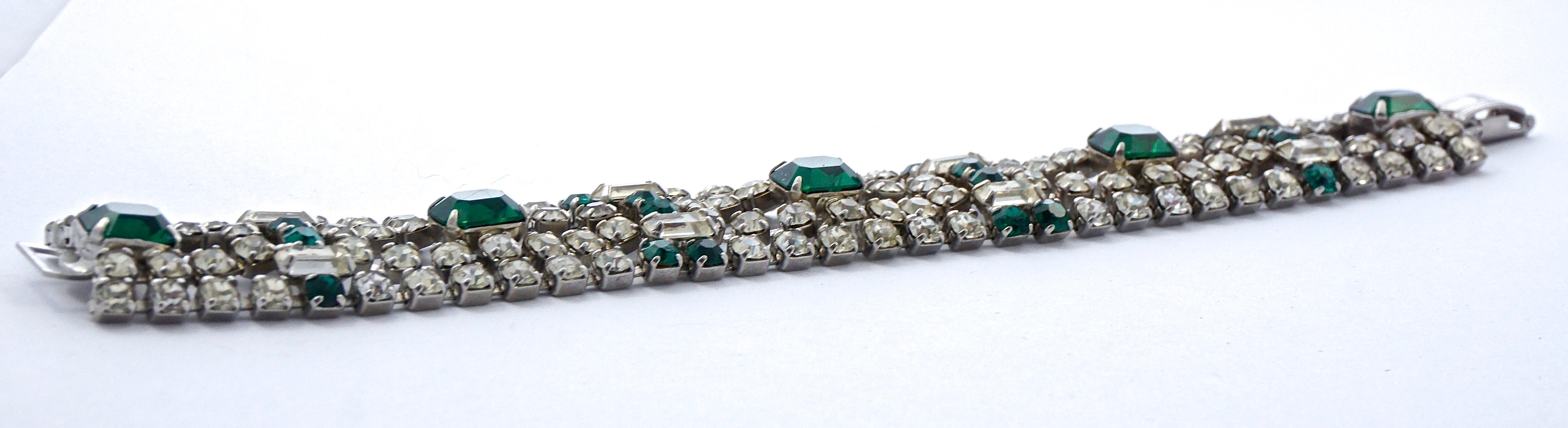 1950s Silver Tone Emerald Green and Clear Rhinestones Bracelet In Good Condition For Sale In London, GB