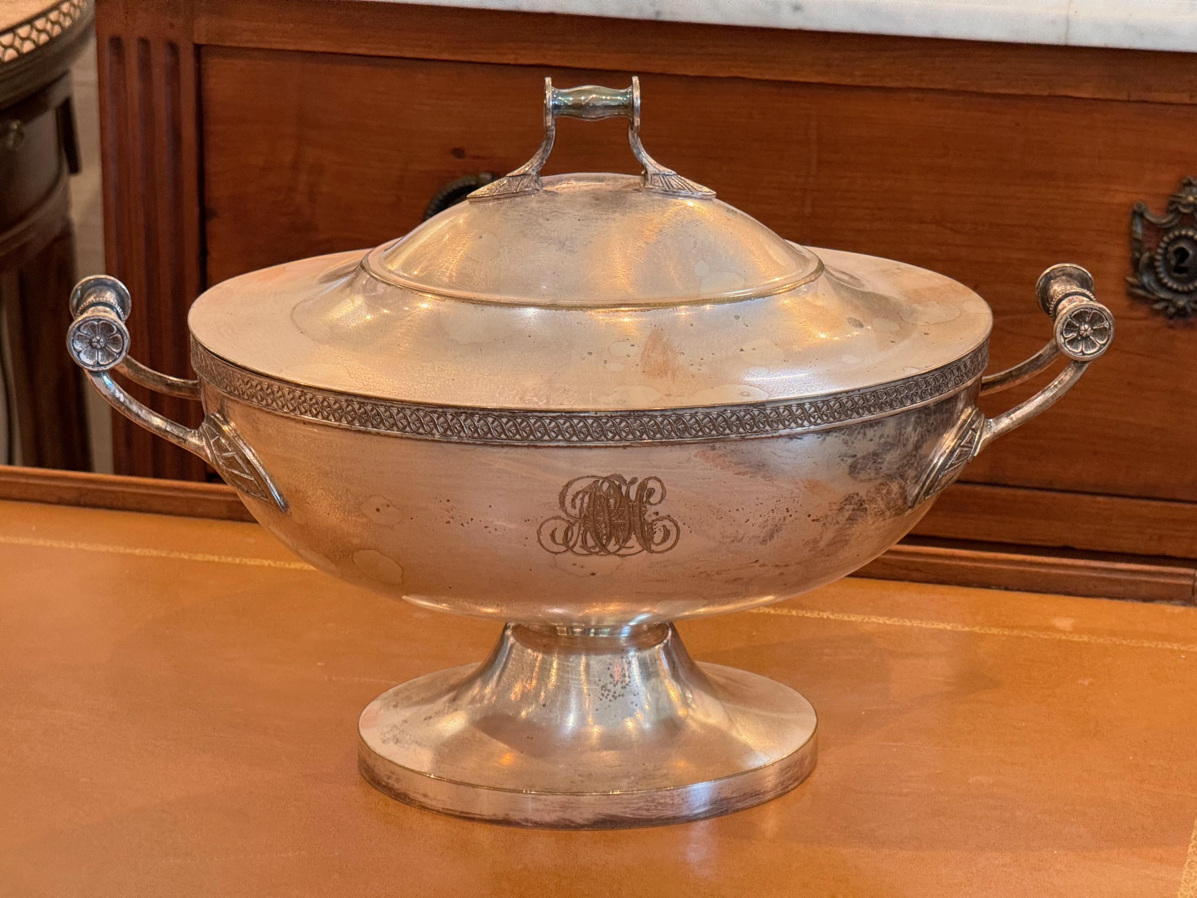 Un'urna classica placcata in argento con coperchio. Un bel riempitivo per armadietti.