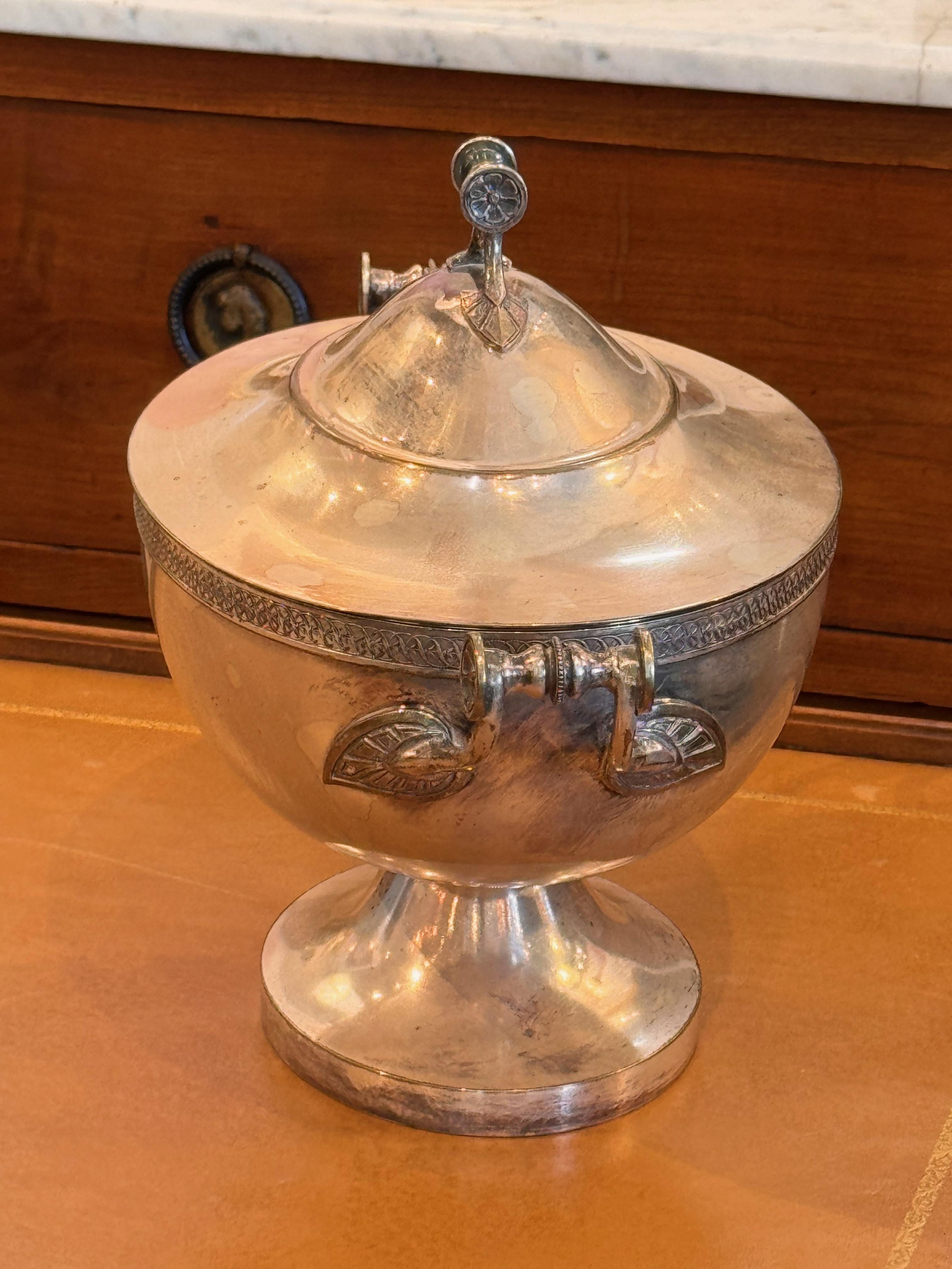 Britannico Urna in silverplate anni '50 con coperchio in vendita