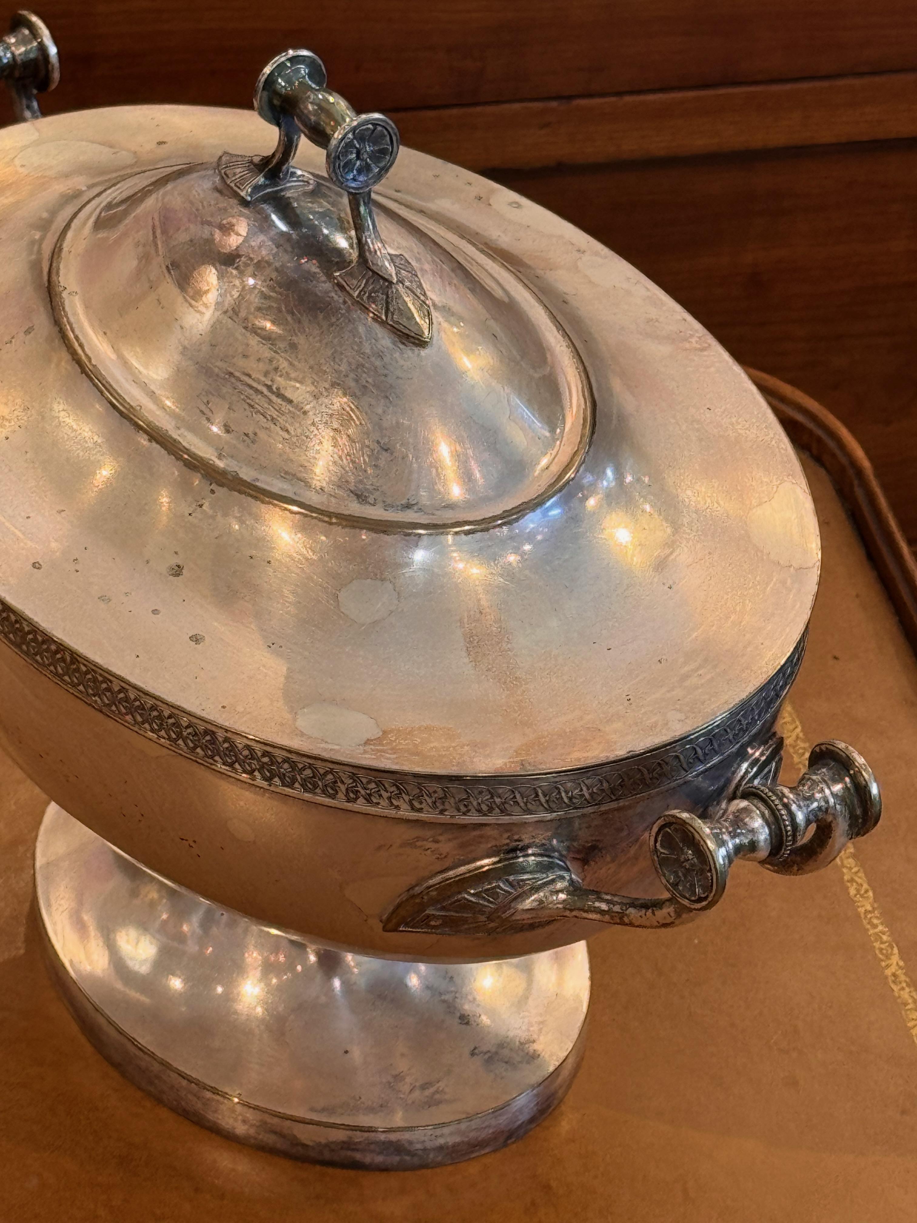 Urna in silverplate anni '50 con coperchio In condizioni buone in vendita a Charlottesville, VA