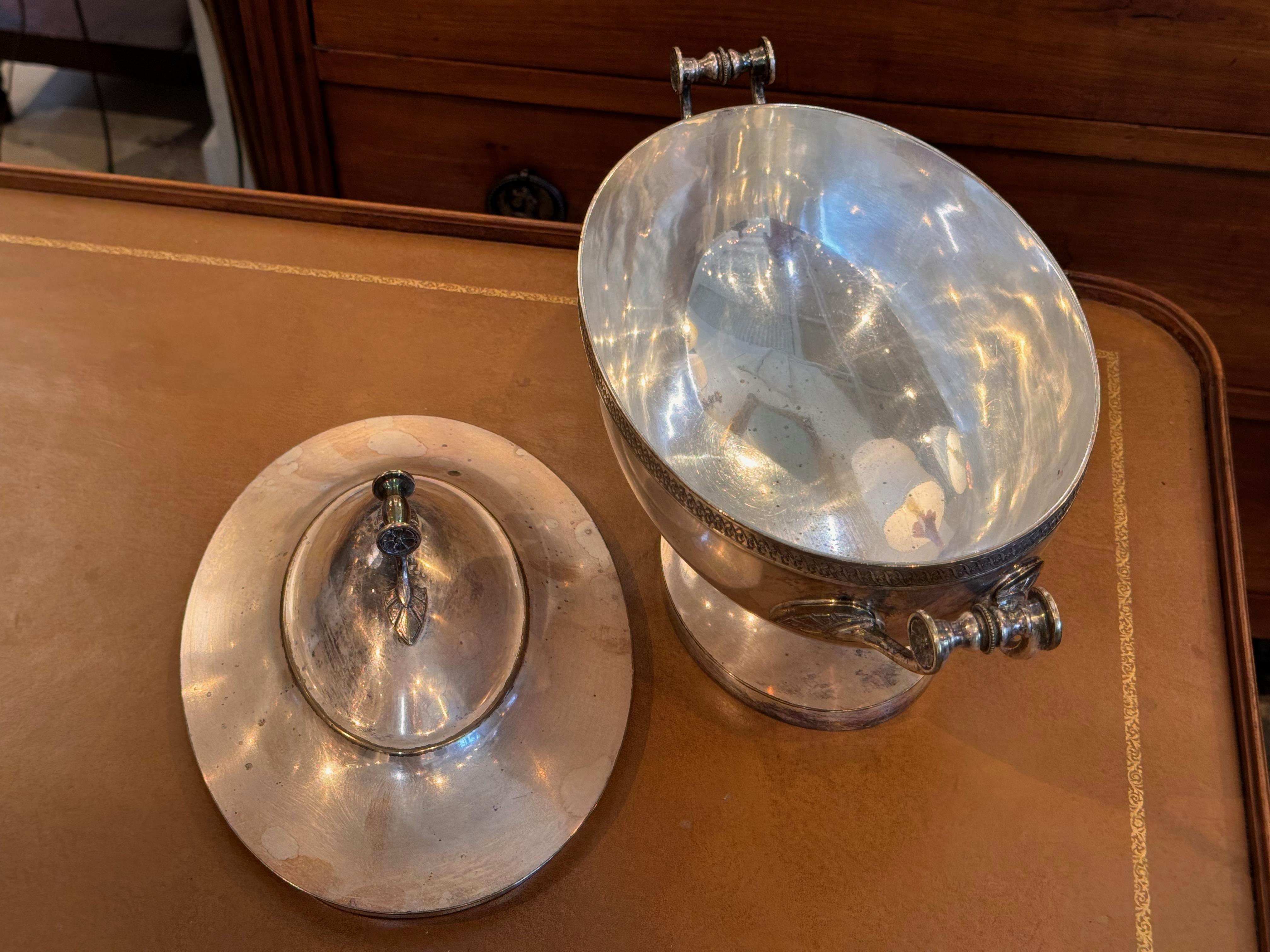 Metà XX secolo Urna in silverplate anni '50 con coperchio in vendita