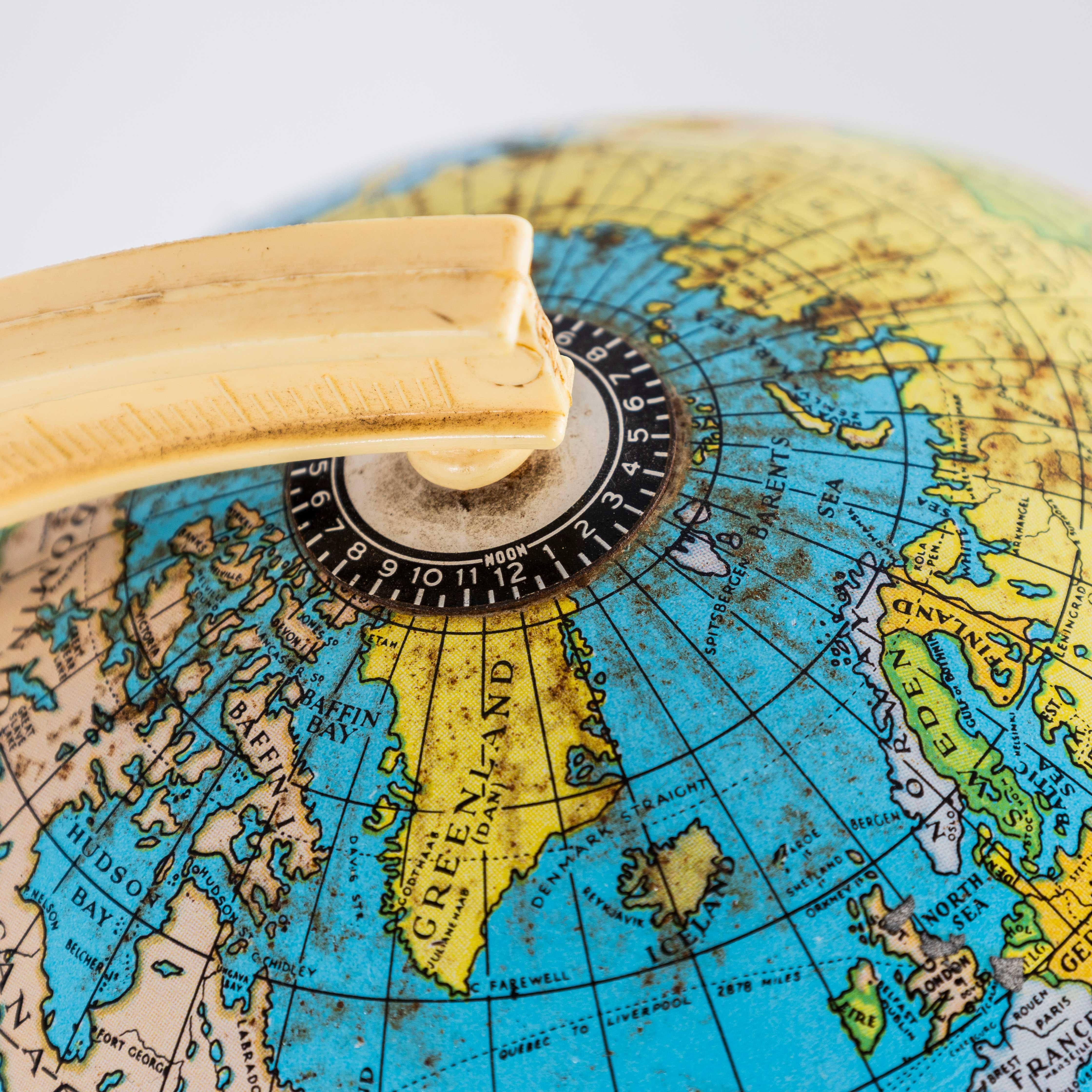 1950's Simple Educational World Globe In Good Condition For Sale In Hook, Hampshire