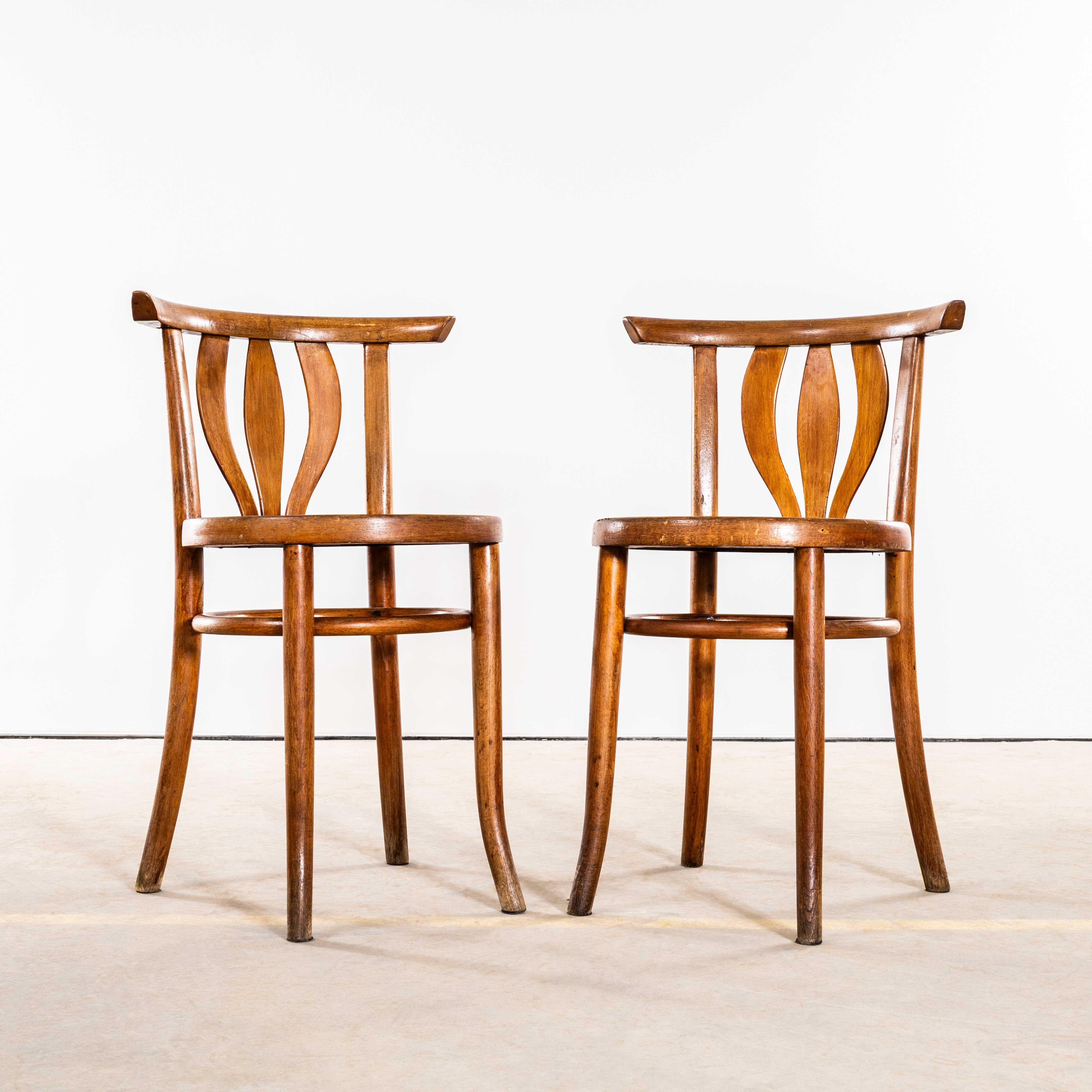 1950's Simple Flower Bud Bentwood Debrecen Dining Chairs - Paar. 
Zu Beginn des 20. Jahrhunderts gab es (unter anderem) zwei konkurrierende Bugholzhersteller, J&J Kohn und Mundus. Beide produzierten Stühle in verschiedenen Fabriken im gesamten