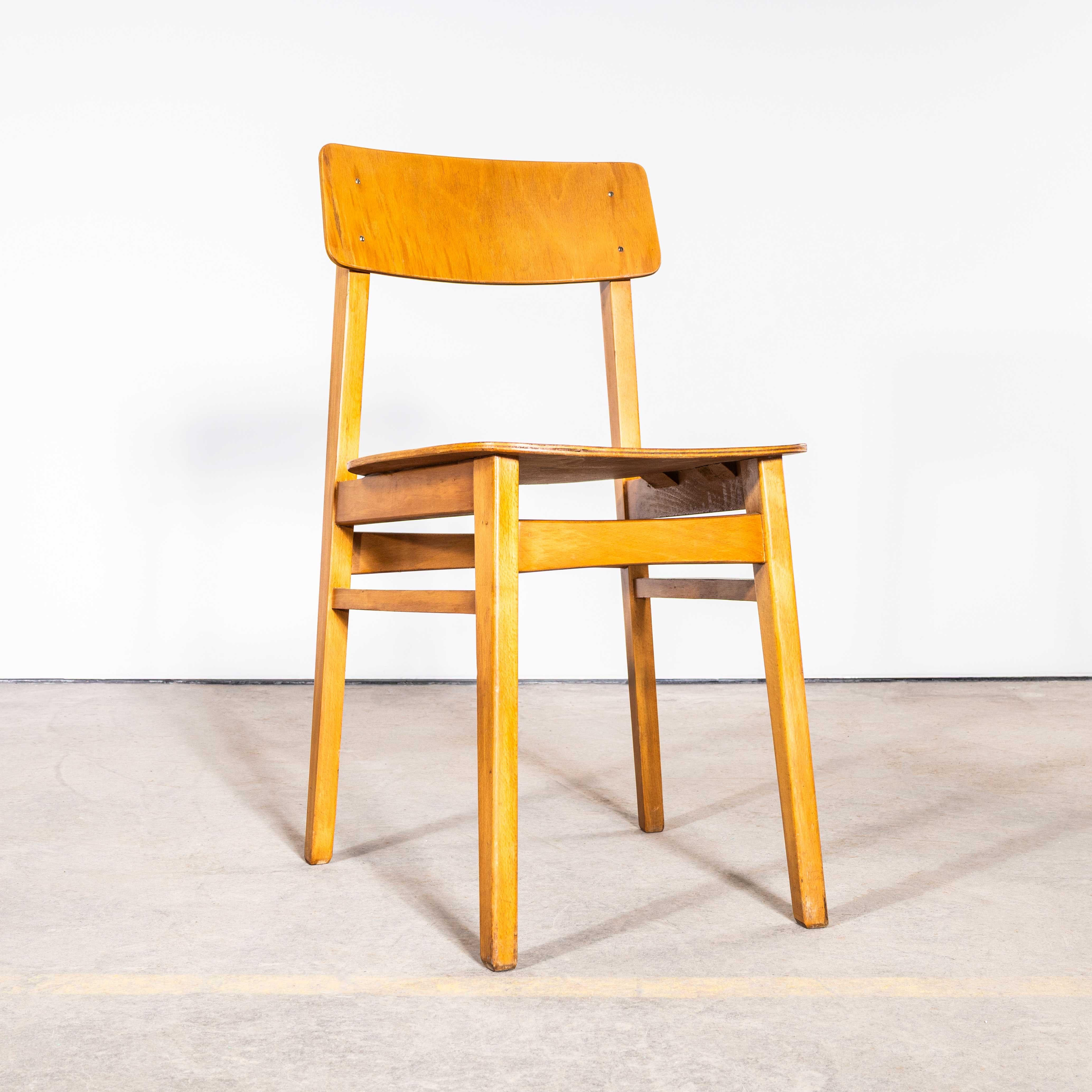 Sedie da pranzo semplici del Mid Century degli anni '50 - Buona quantità disponibile in vendita 2