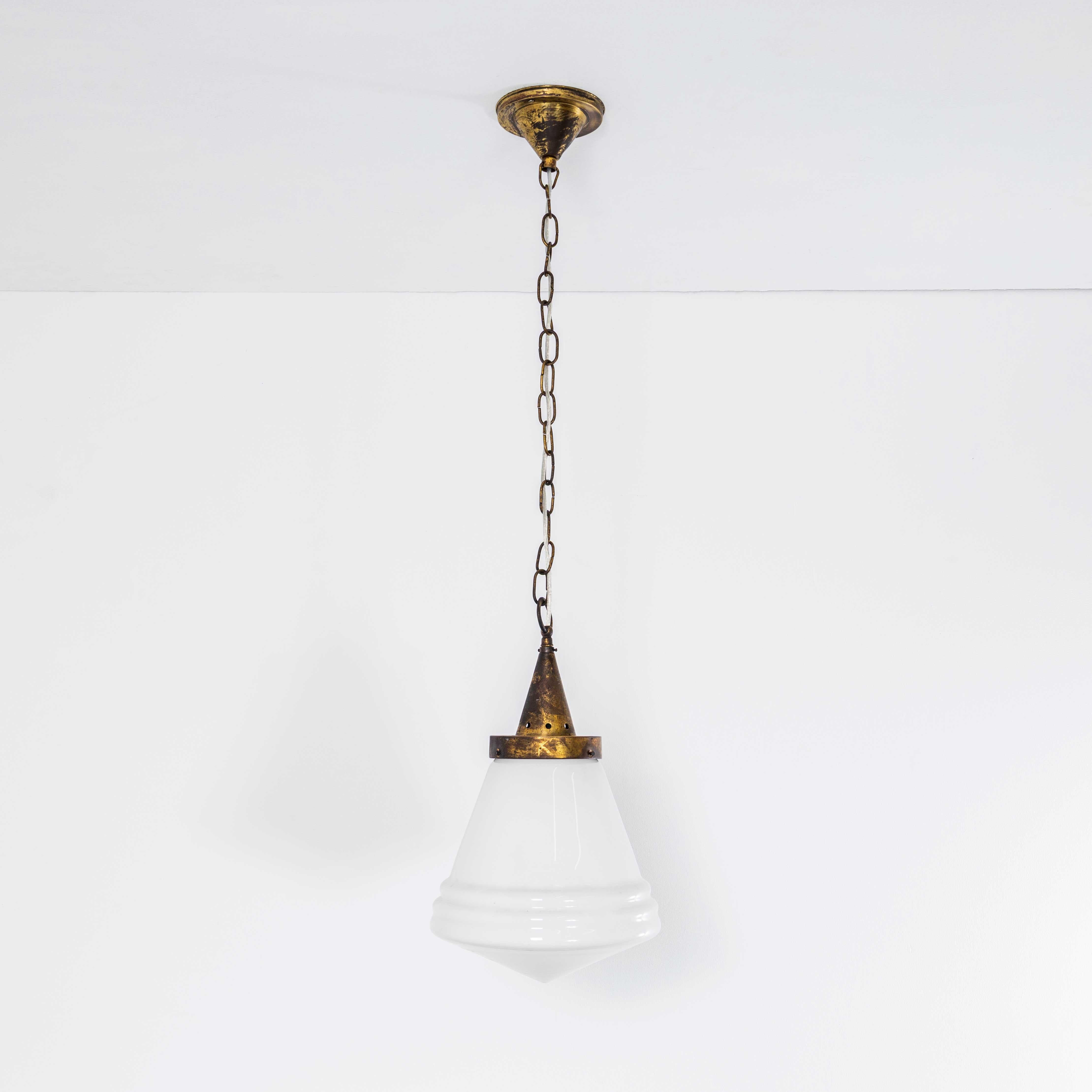 Lampada a sospensione singola conica opalina degli anni '50 in vendita 4