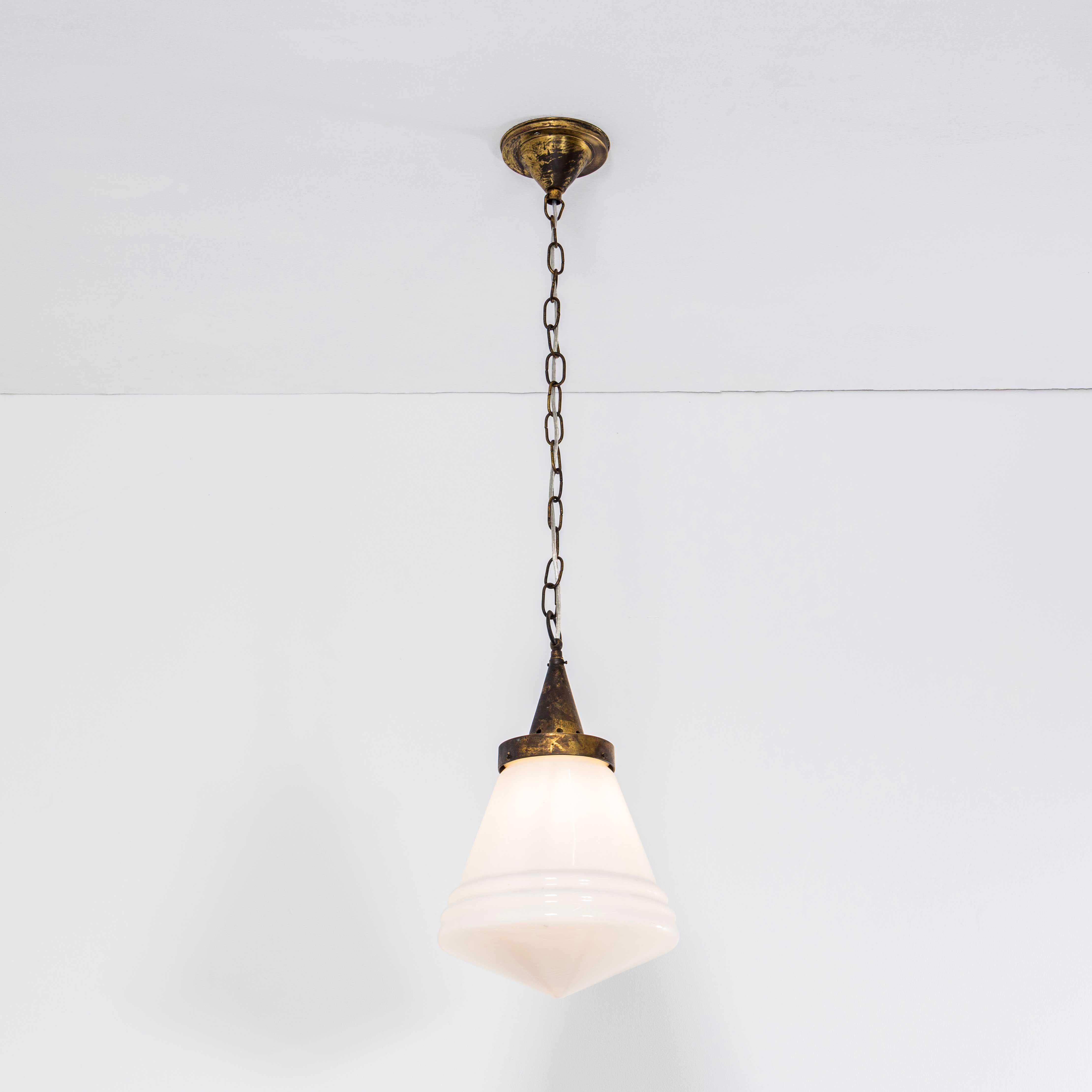 Lampada a sospensione singola conica opalina del 1950. 
Straordinaria lampada in vetro soffiato a bocca dall'iconica vetreria Lustry Kamenicky Senon. La Repubblica Ceca vanta una ricca storia internazionale nella produzione del vetro, promossa