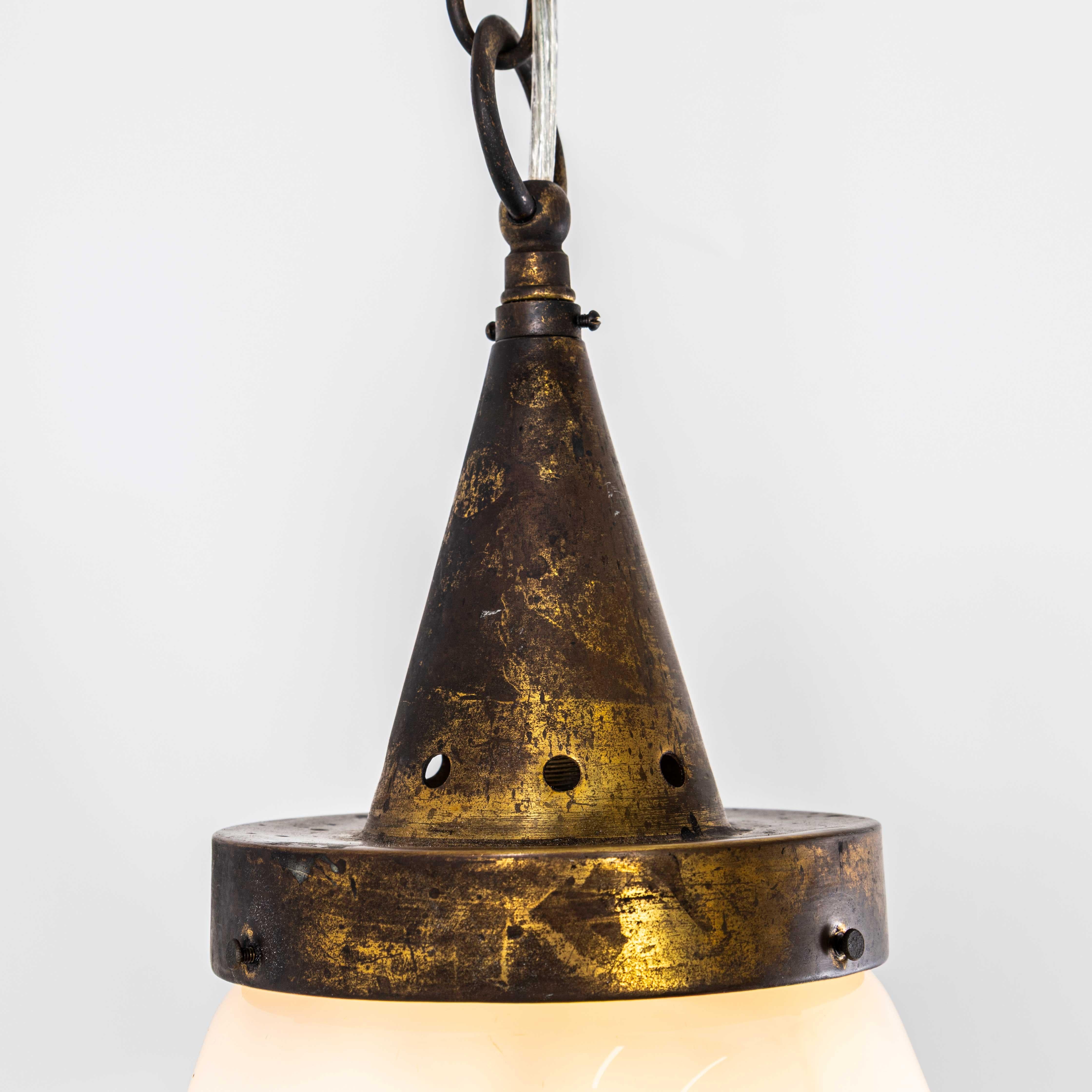 Lampada a sospensione singola conica opalina degli anni '50 in vendita 1