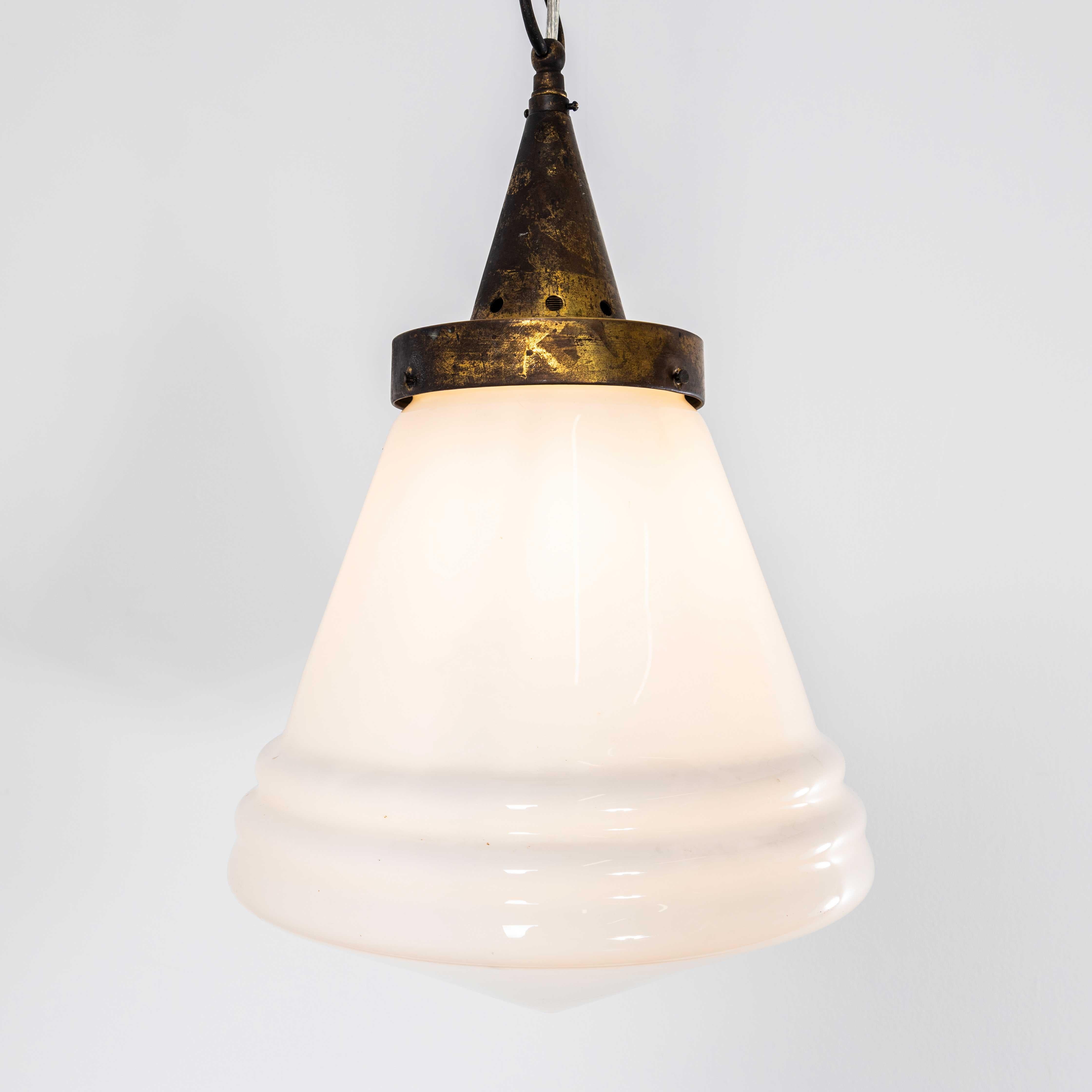Lampada a sospensione singola conica opalina degli anni '50 in vendita 3