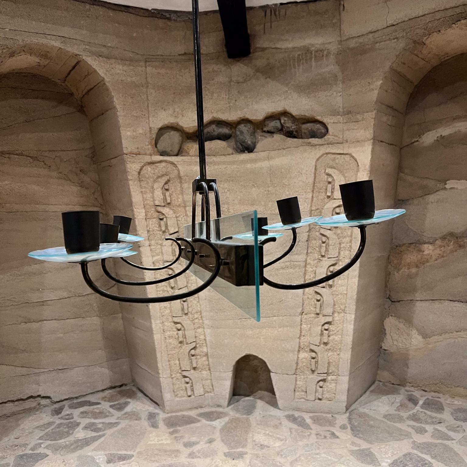 Für Ihre Betrachtung, ein italienischer sechsarmiger Kronleuchter mit geschwungenen Messingarmen  Geschliffenes Glas. Zugeschrieben an  Fontana Arte.  Italien in den 1950er Jahren
Abmessungen: 41,5 H x 33,5 B x 19,25
Unmarkiert,  zugeschrieben