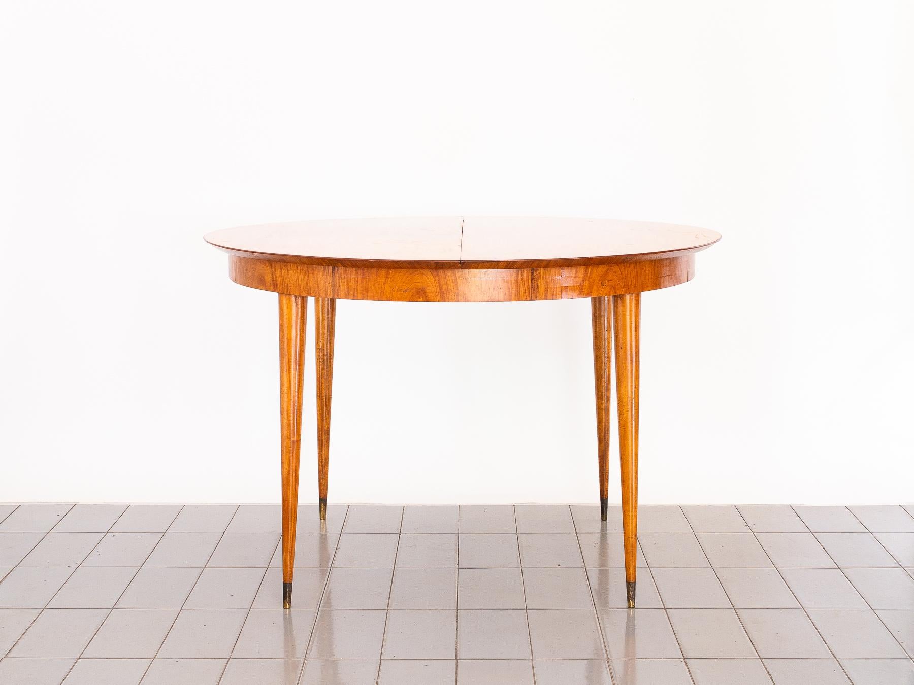 Amazing dining set produced in Caviuna wood, by Italian designer Giuseppe Scapinelli. Round table expands to six seats when open. Chairs are super light and super comfortable, even for tall people.

The elegance and lightness of this set is